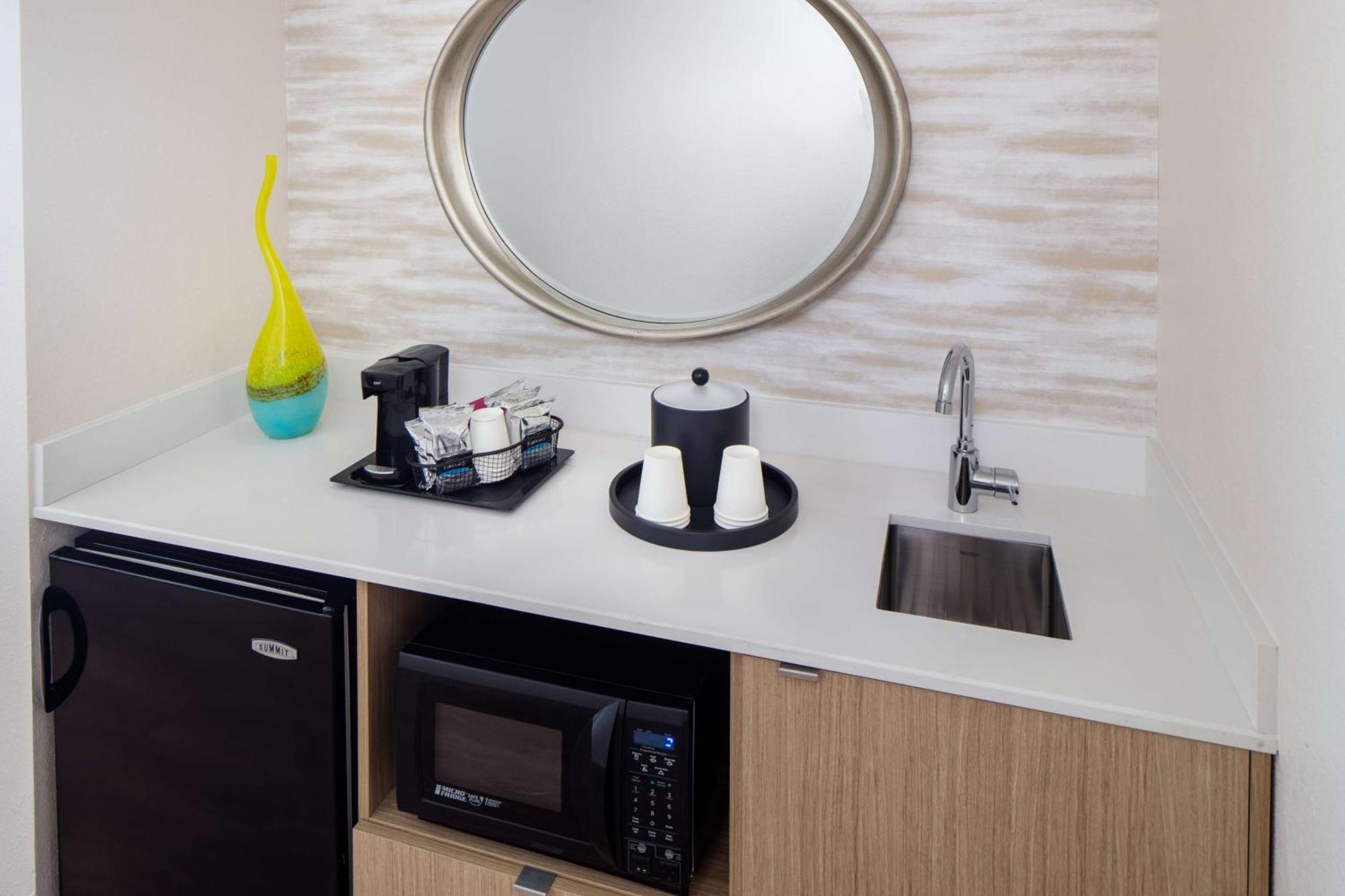 King Studio Suite with Whirlpool - Non-Smoking