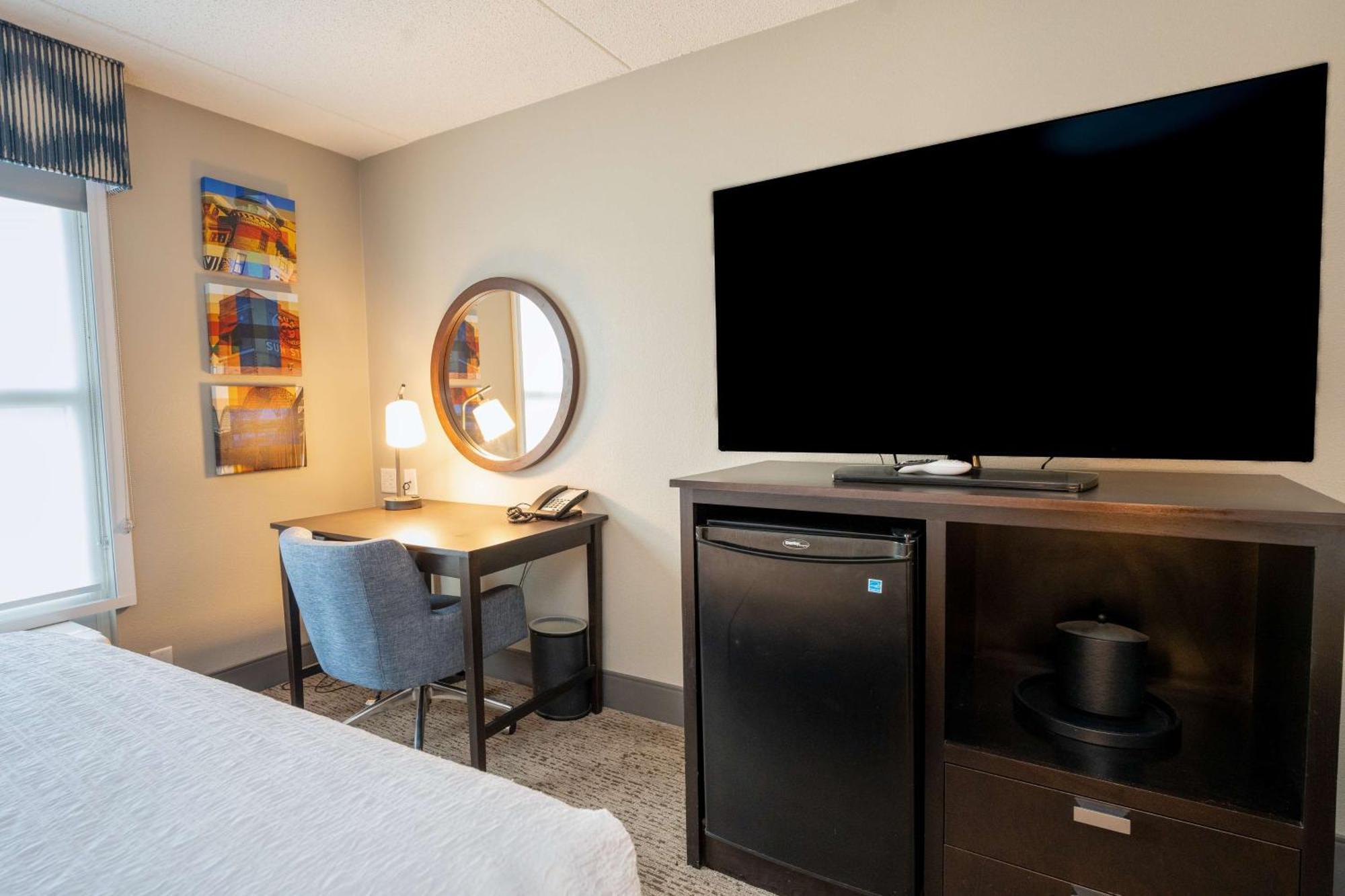 King Room with King Bed - Non-Smoking