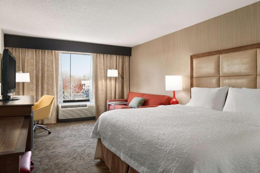 King Room with King Bed - Non-Smoking