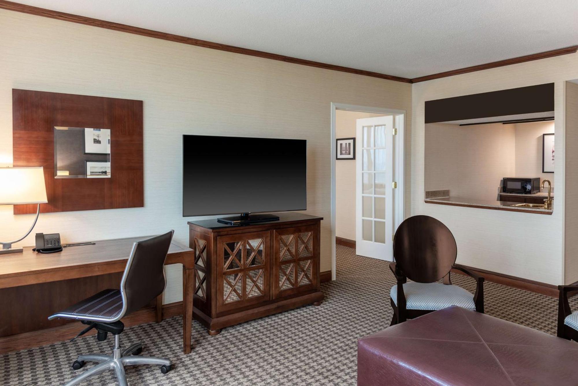 Deluxe King Suite - Non-Smoking,1549804909:JPEG