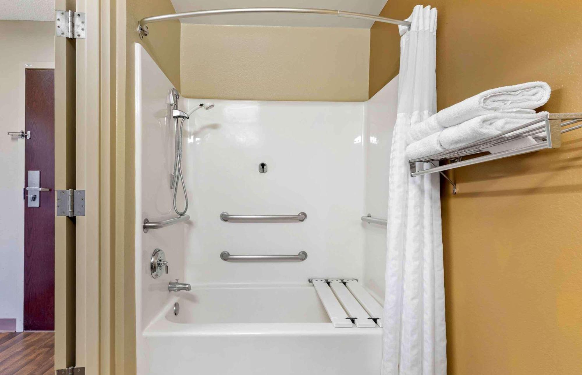 Studio with 1 King Bed - Disability Access - Non-Smoking