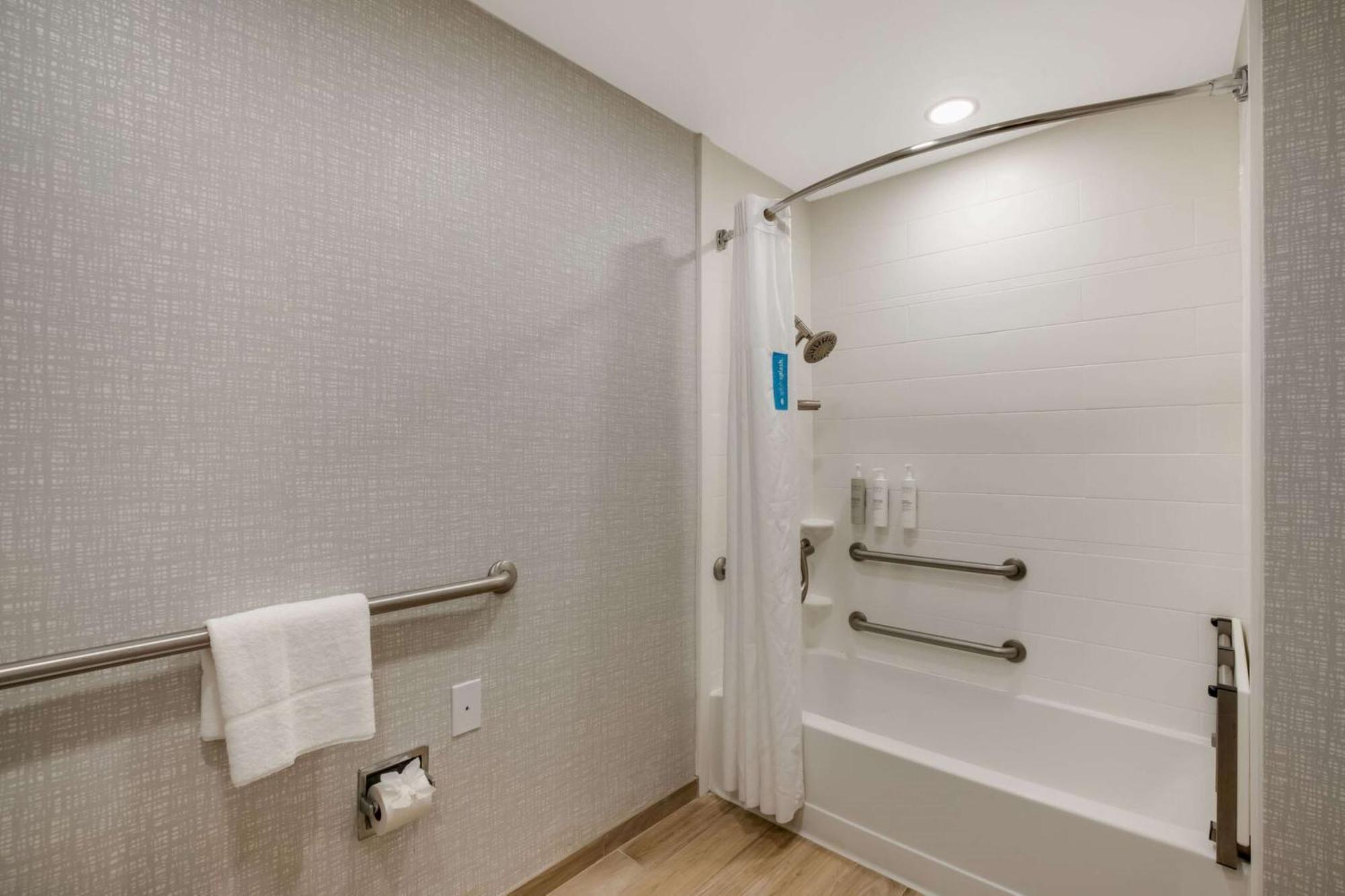 Queen Room with Mobility Access/Non-Smoking