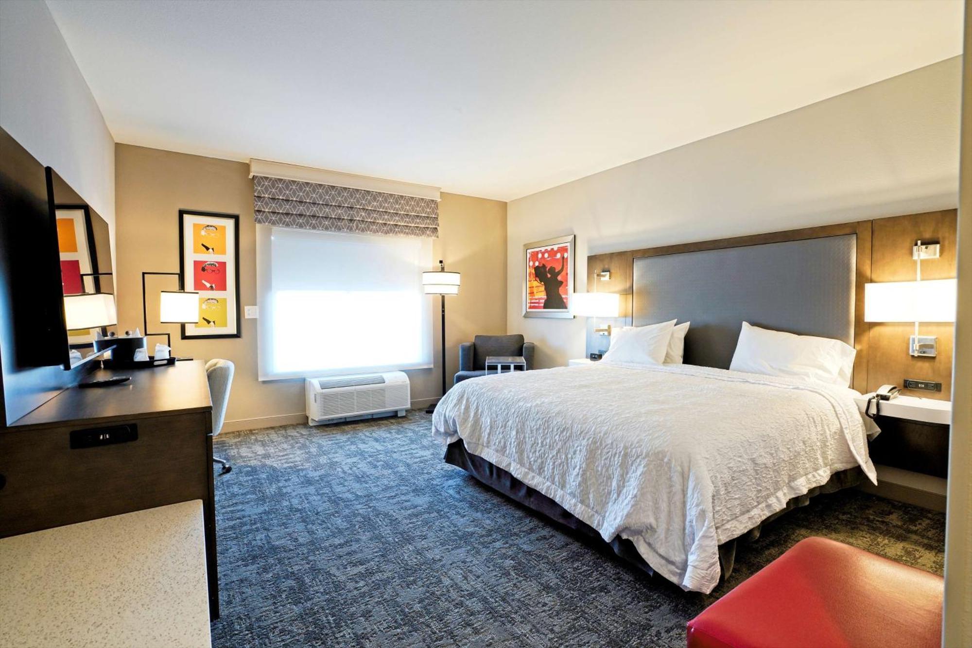 King Room with Roll-In Shower - Mobility Access