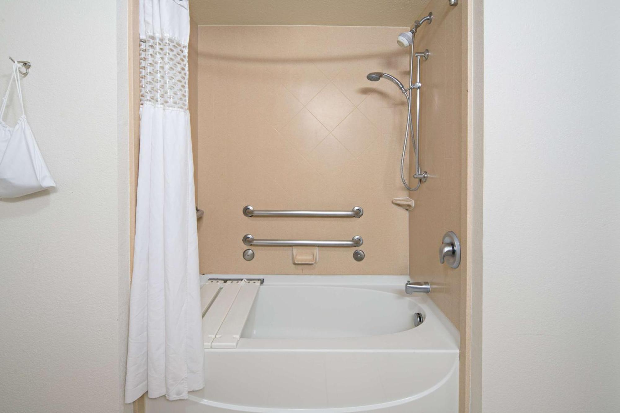 Double Room with Two Queen Beds and Bath Tub - Mobility Access