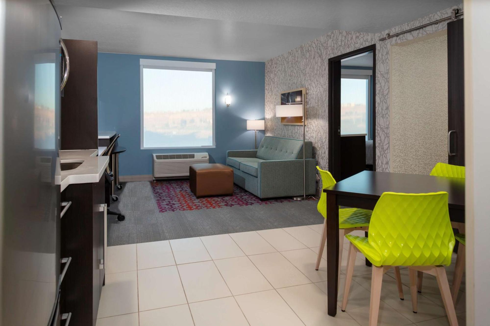 One-Bedroom Queen Suite - Non-Smoking