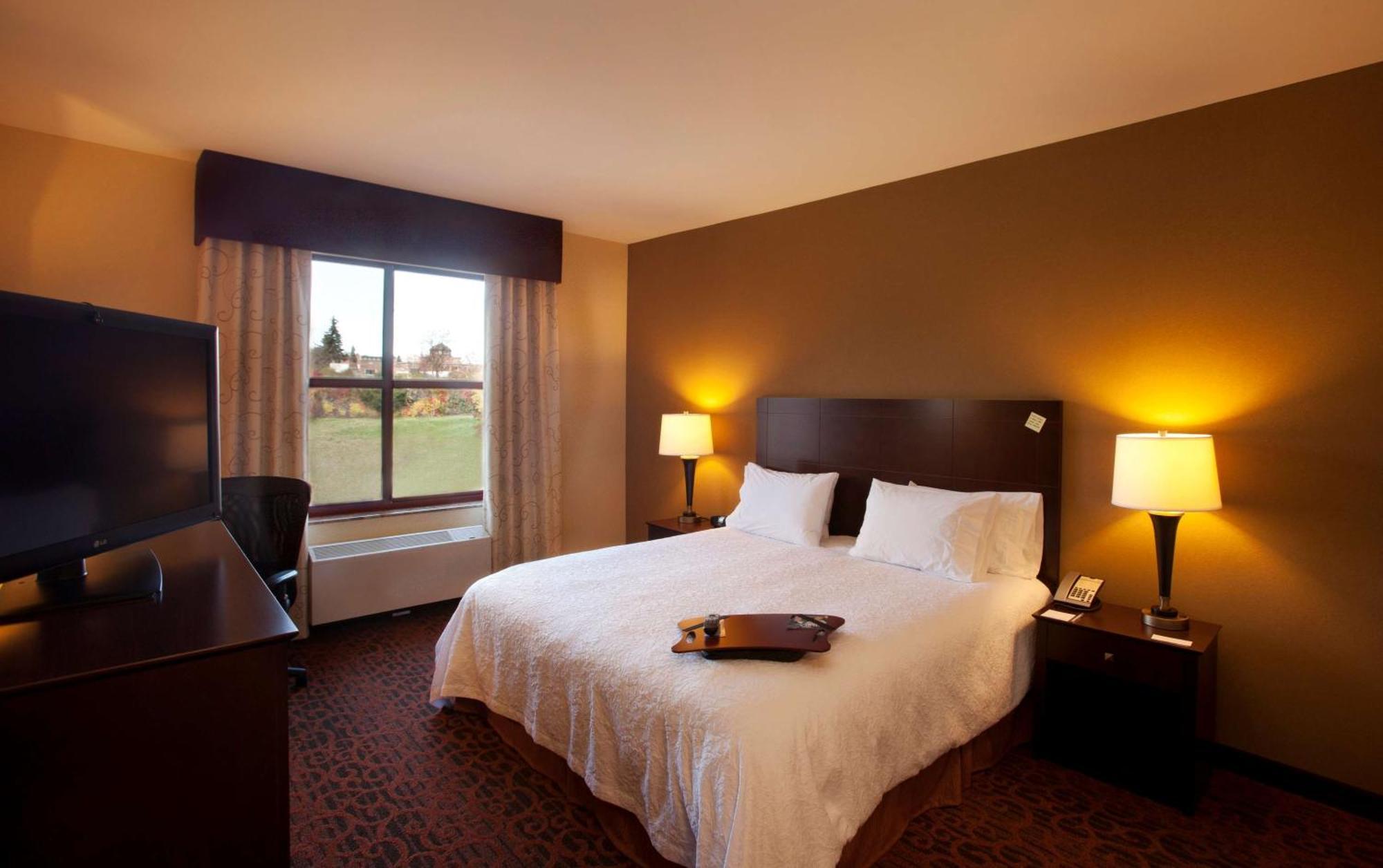 King Room with Roll-In Shower - Mobility Access/Non-Smoking