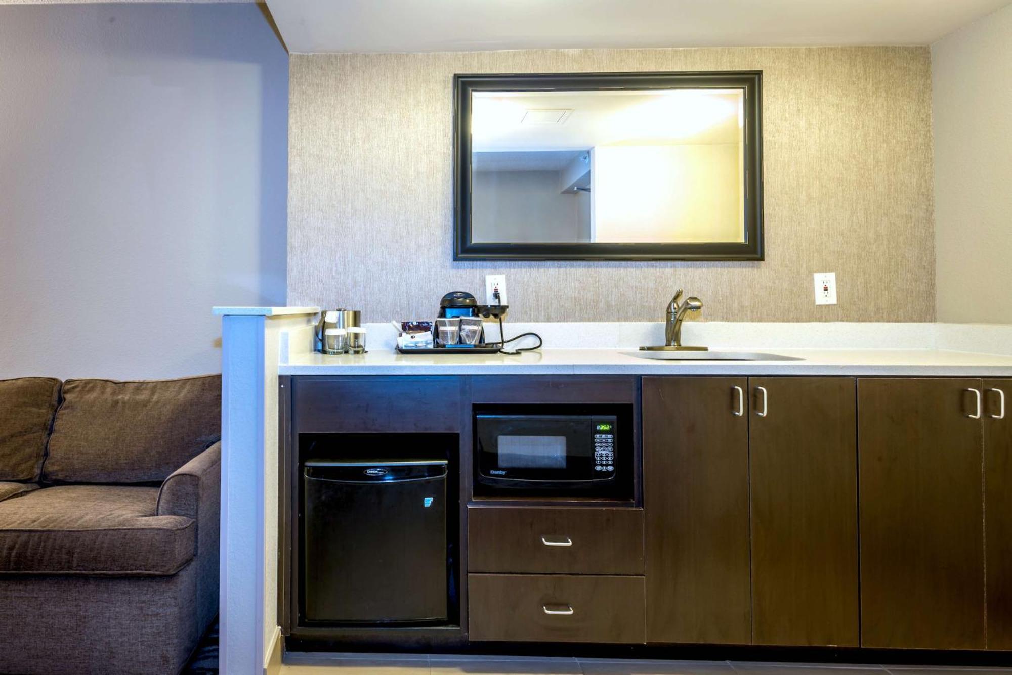 Junior King Suite - Non-Smoking