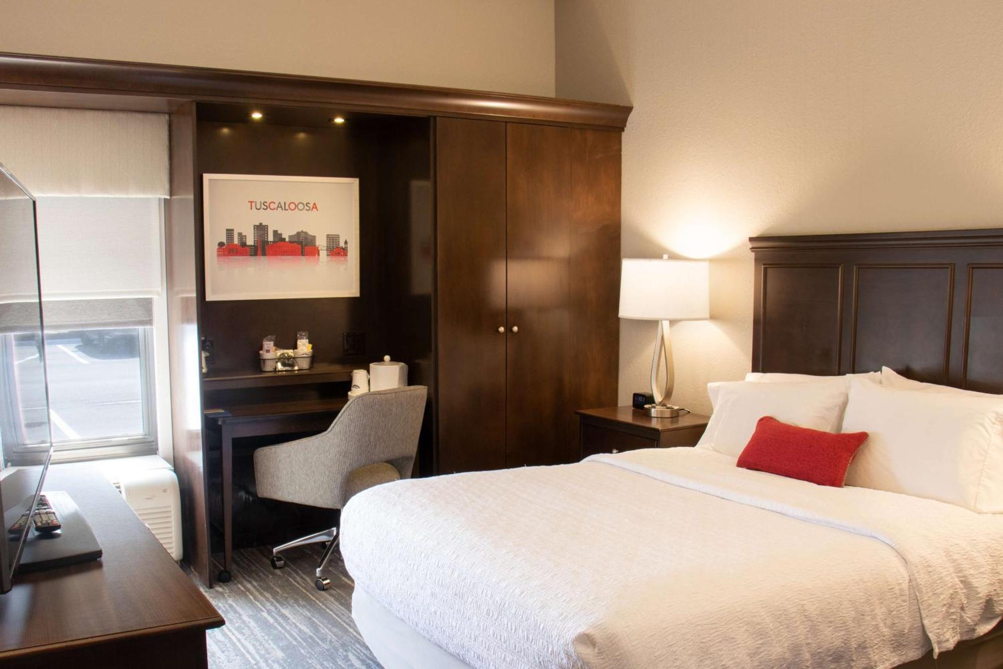Queen Room with Roll-In Shower - Disability Access/Non-Smoking