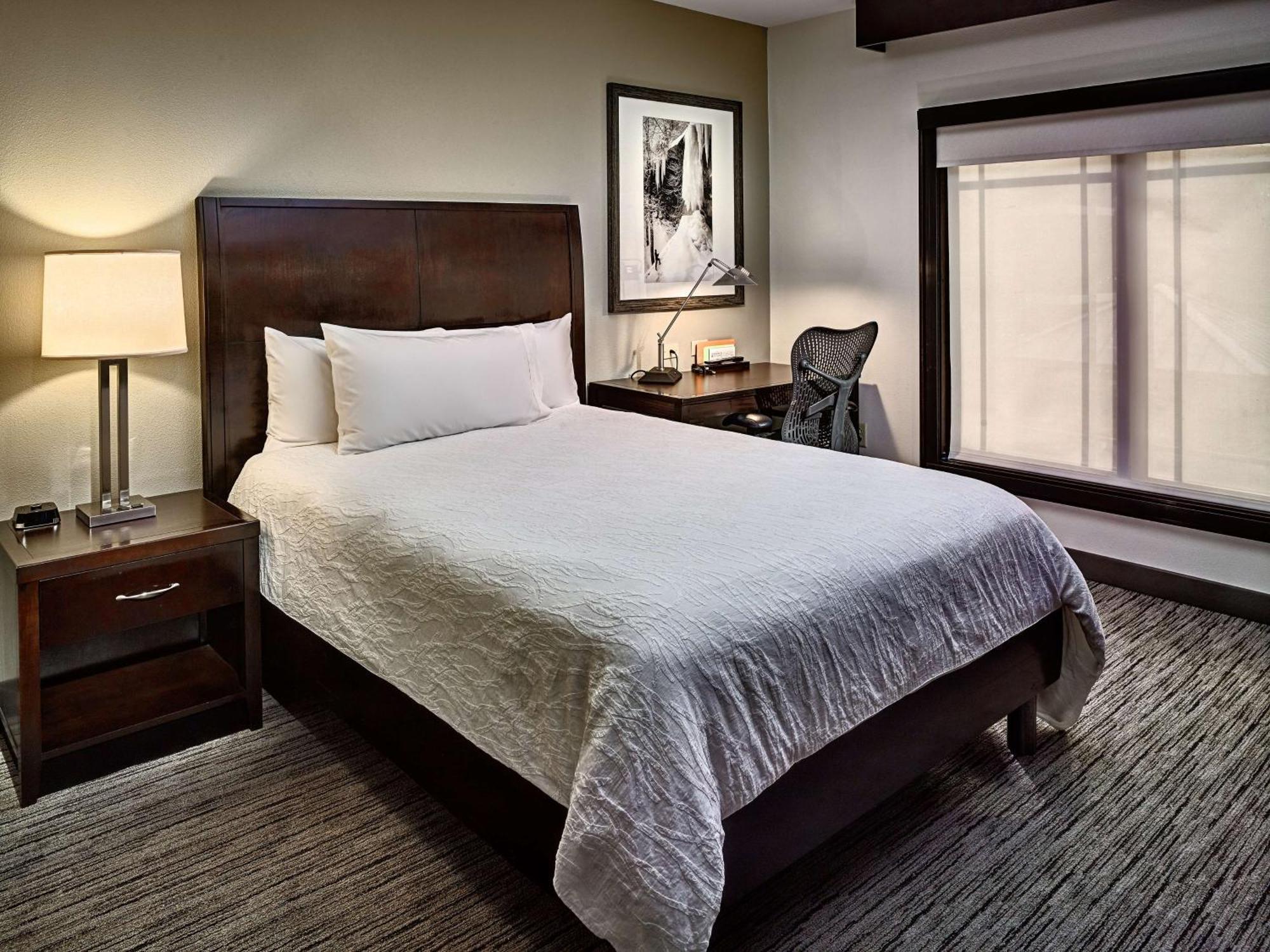 Junior Queen Suite with Accessible Tub - Mobility and Hearing Access,1551382906:JPEG