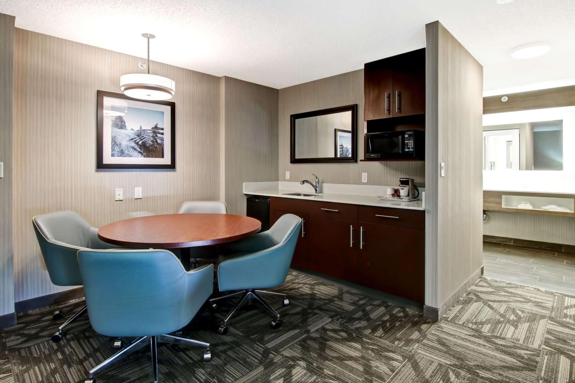 King Meeting Suite - Non-Smoking