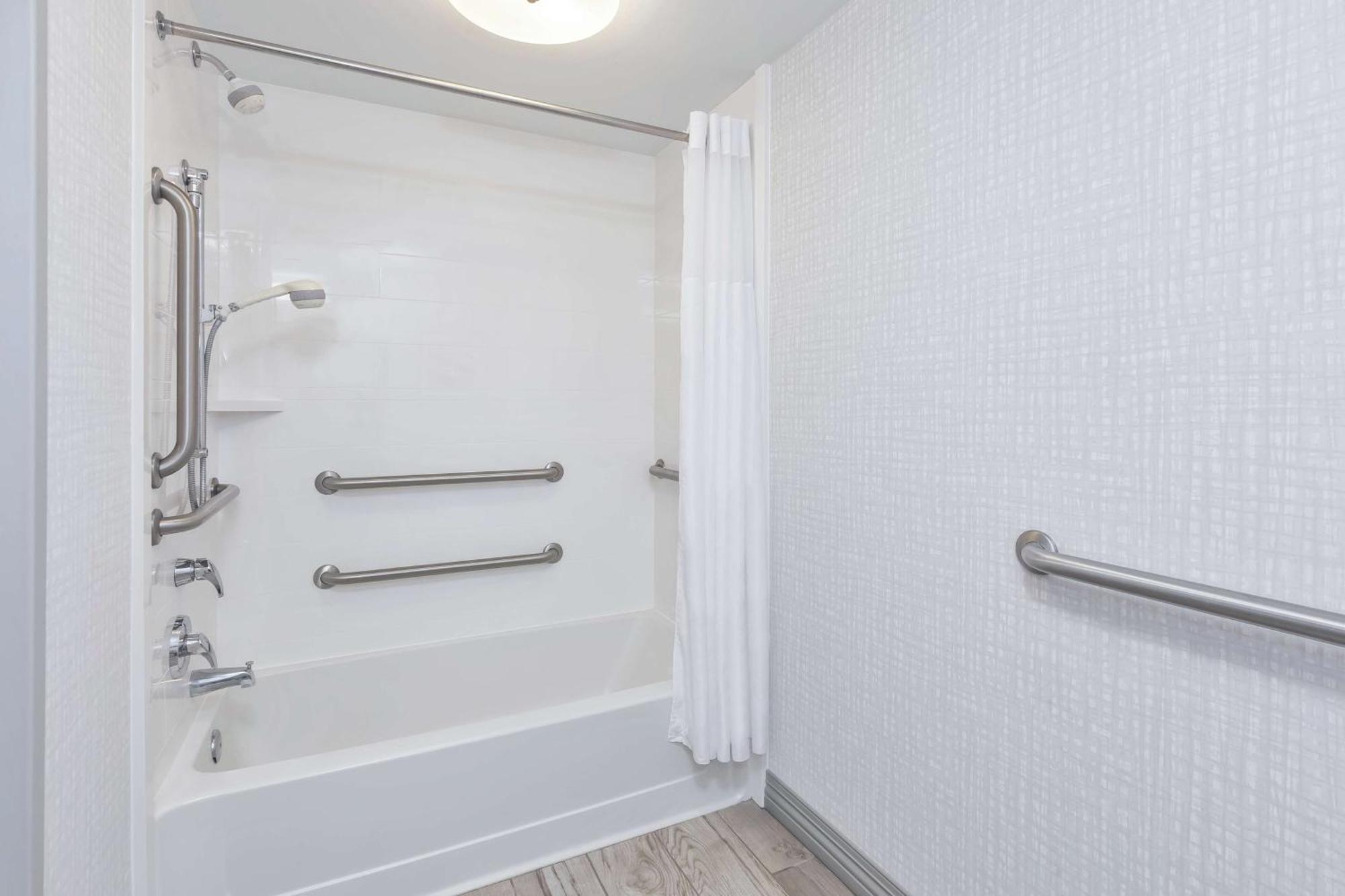 King Room with Accessible Tub - Mobility and Hearing Access/Non-Smoking