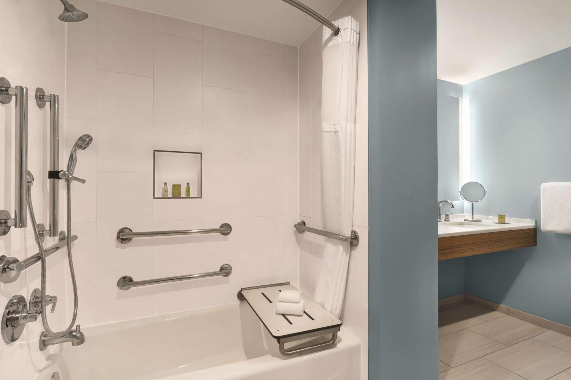 King Room with Bath Tub - Mobility Accessible