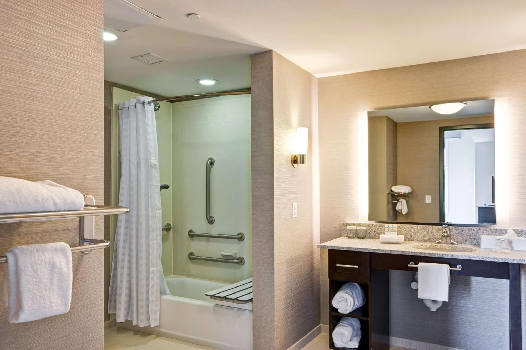 Queen Suite with Bath Tub - Mobility Access/Non-Smoking,1551491977:JPEG