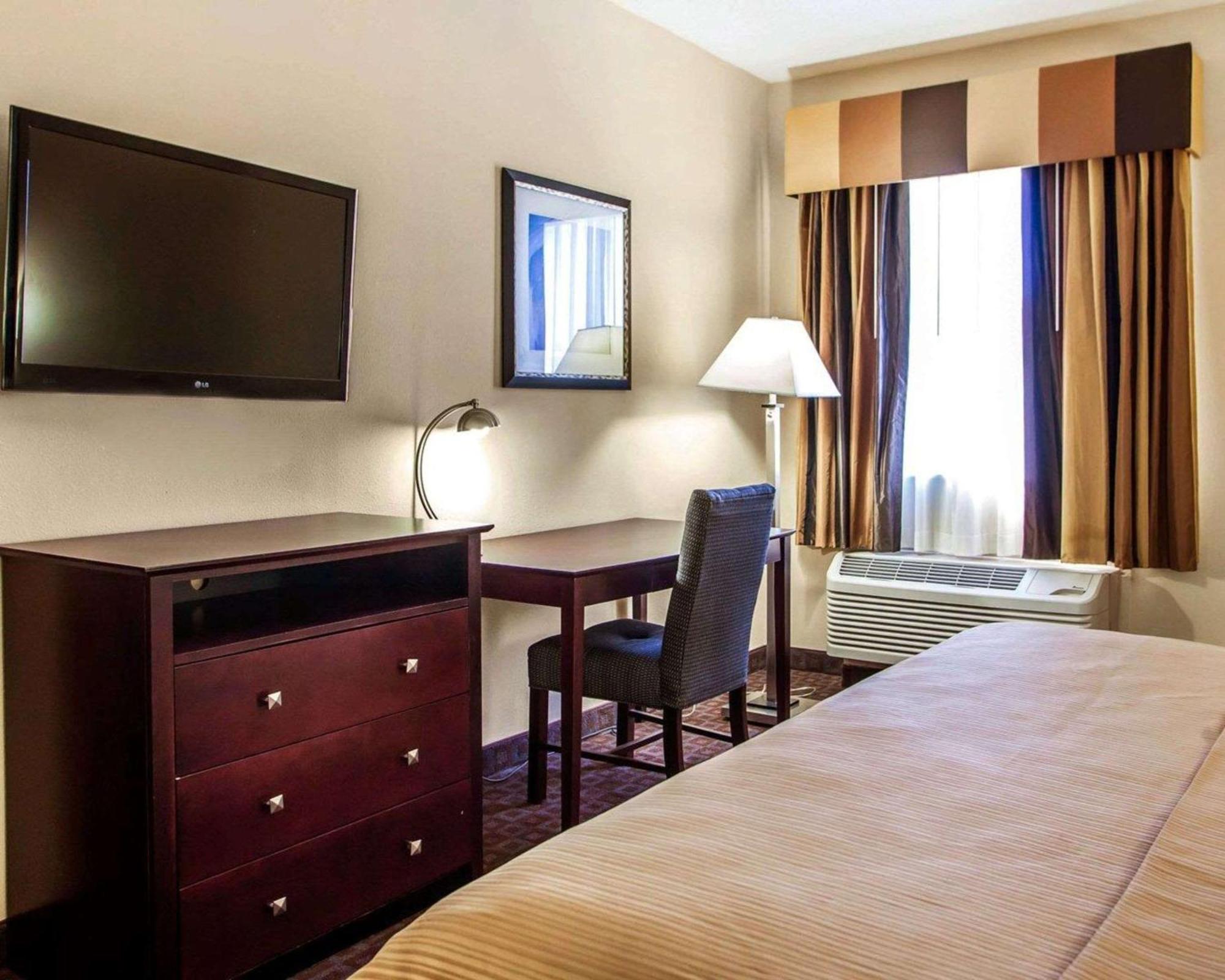 Efficiency King Suite with Accessible Tub - Accessible/Non-Smoking