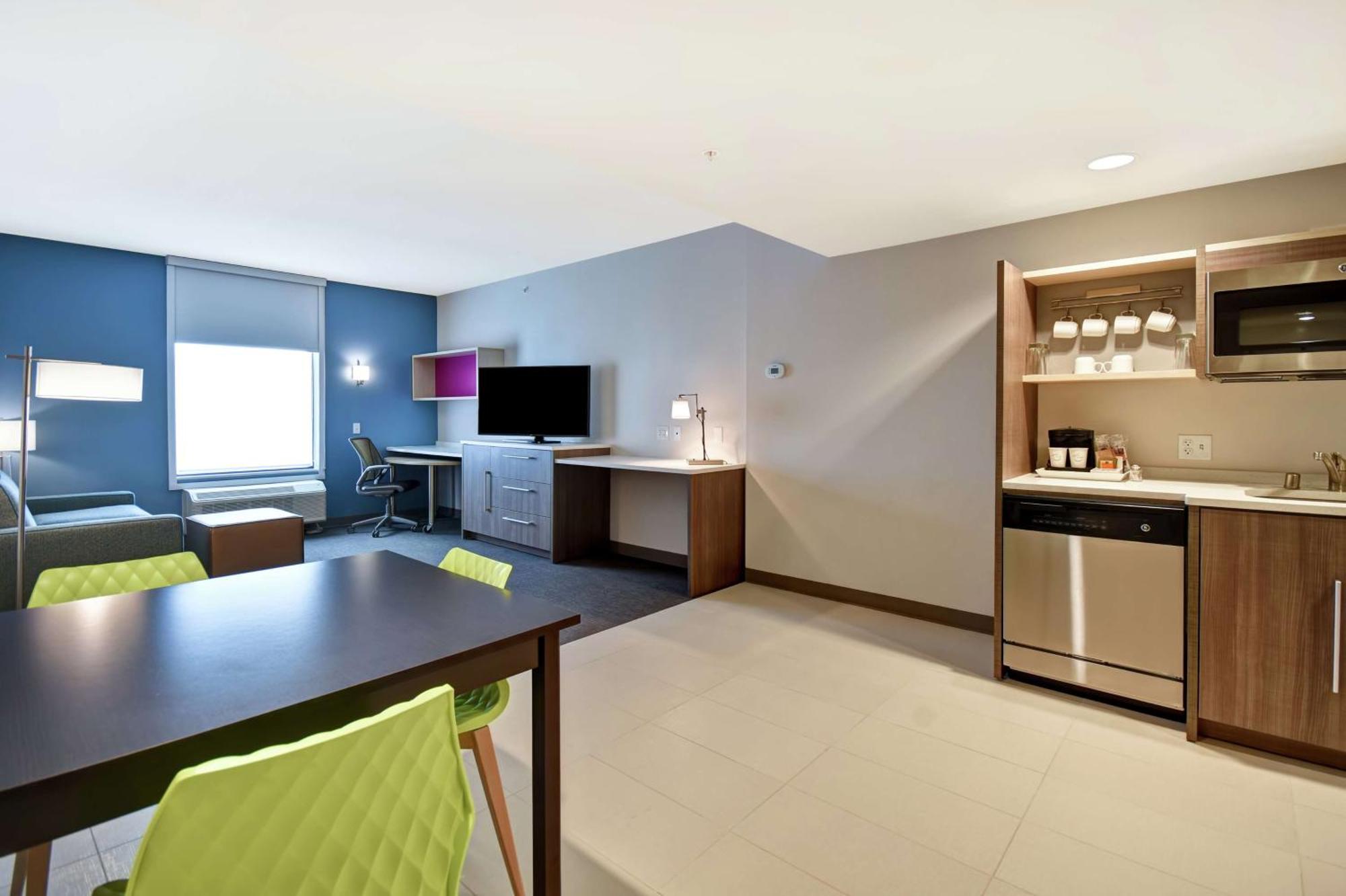 One-Bedroom Queen Suite with Two Queen Beds - Non-Smoking