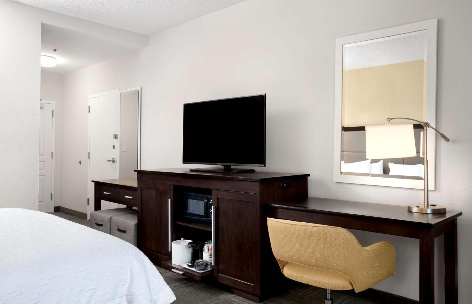 King Room with King Bed - Non-Smoking