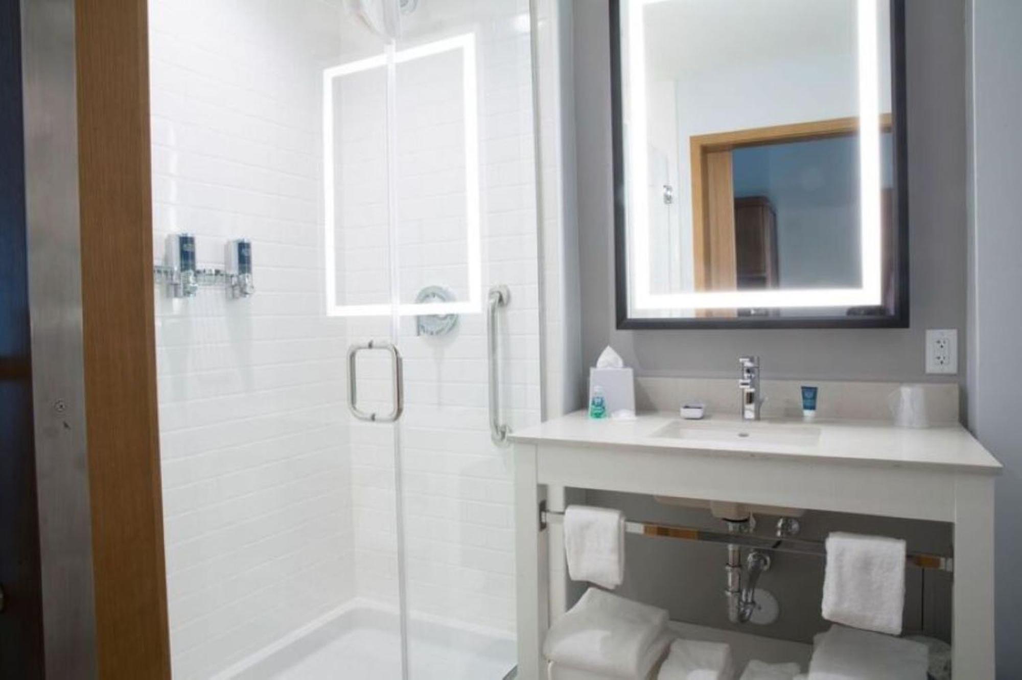 Guest Room, 1 King,1633027483:JPEG