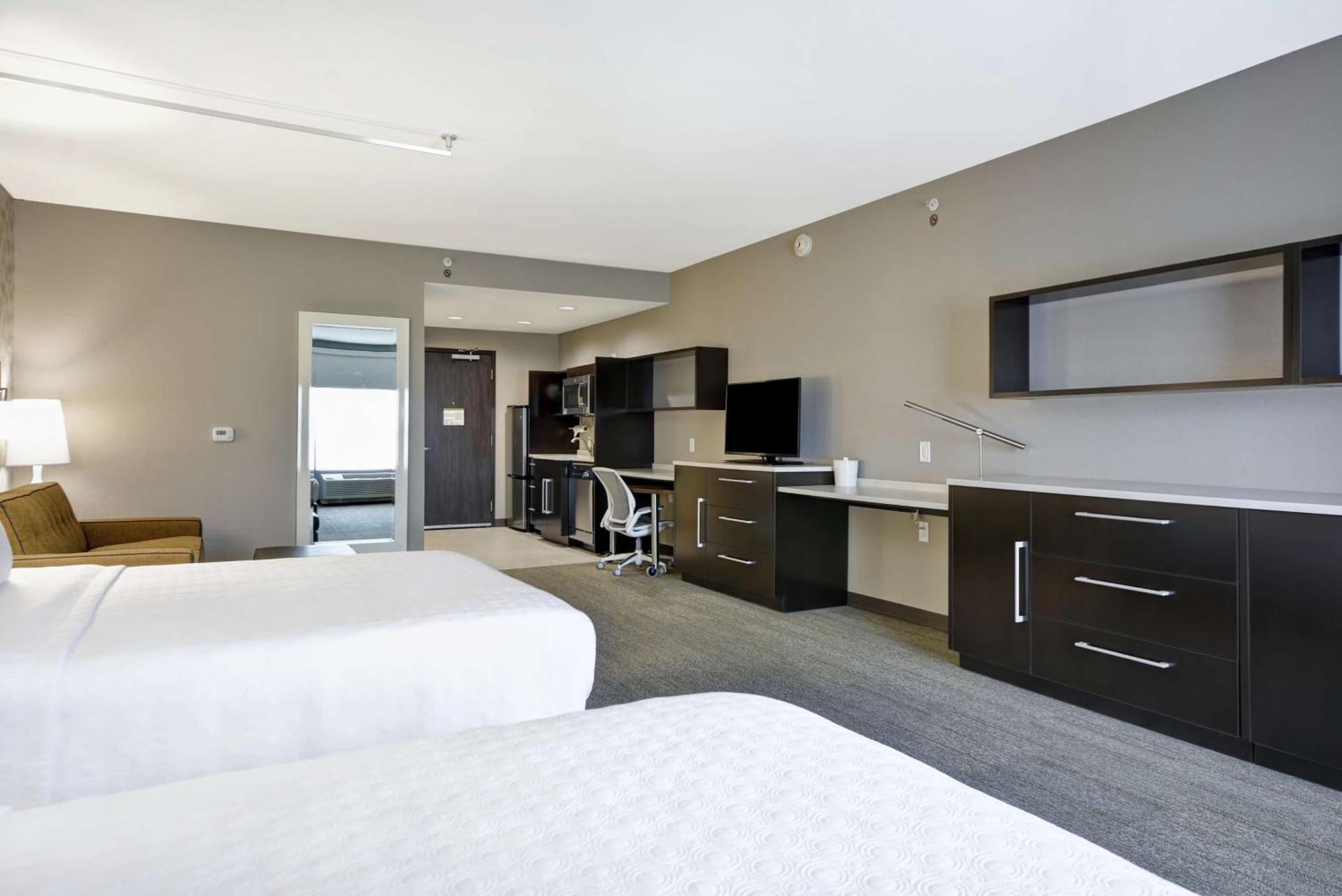 Corner Studio with Two Queen Beds