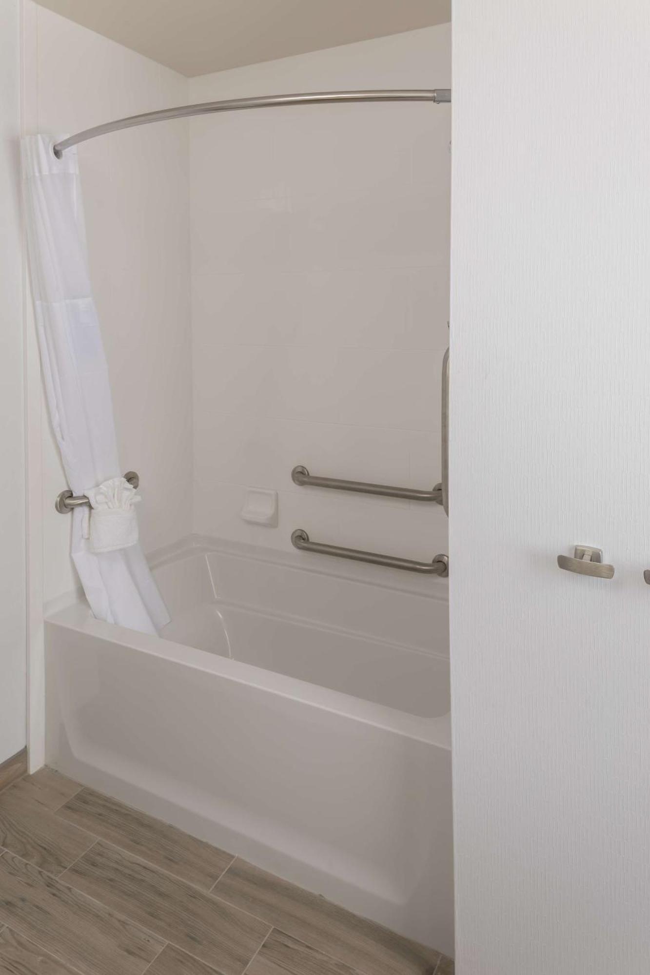 King Room - Mobility Access/Non-Smoking,1551961456:JPEG