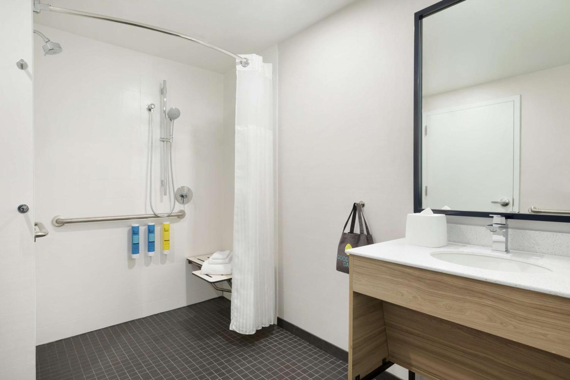 Queen Room with Two Queen Beds and Roll-In Shower - Mobility Access/Non-Smoking