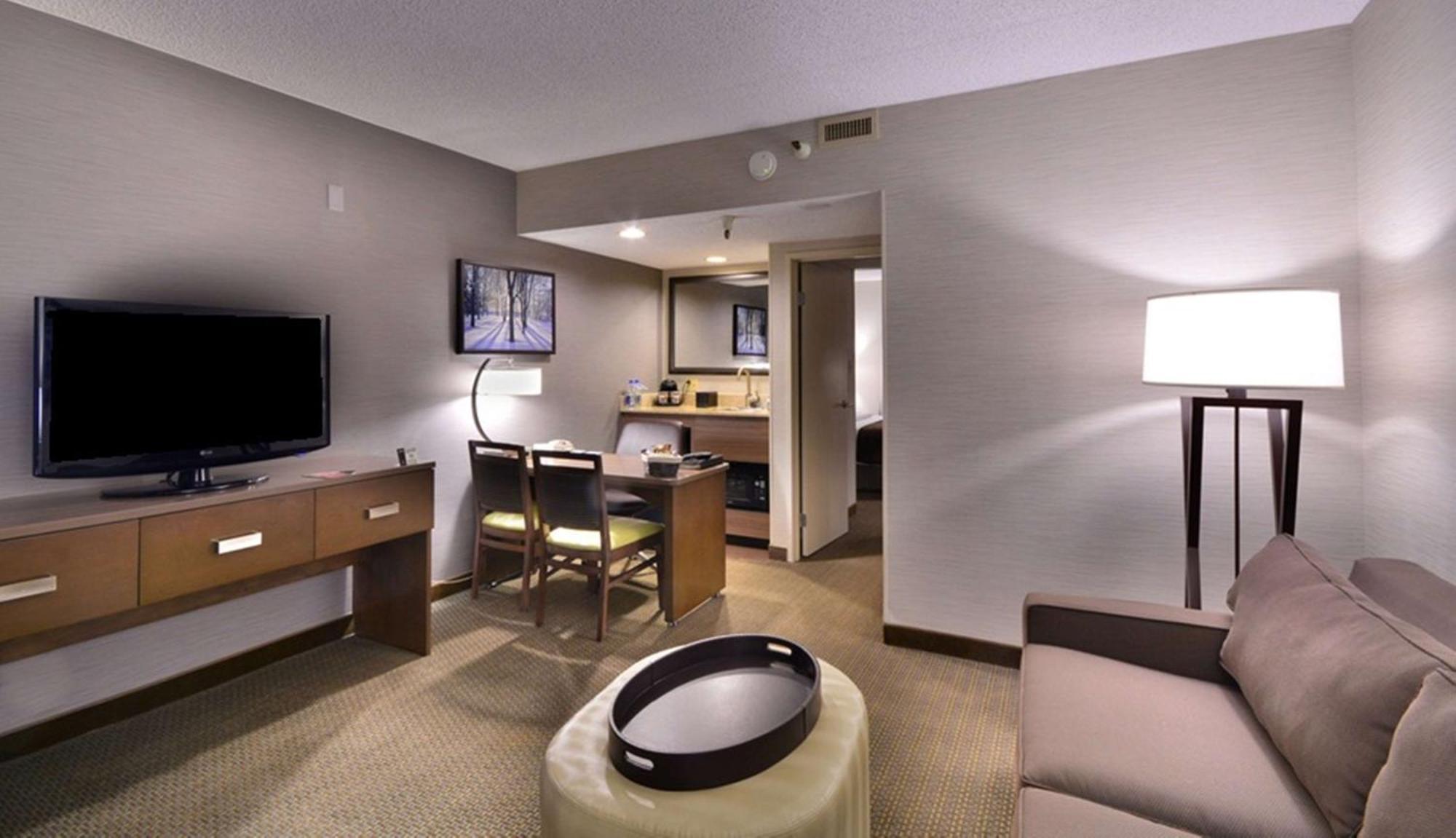 King Suite with Roll-In Shower - Mobility/Hearing Accessible - Non-Smoking
