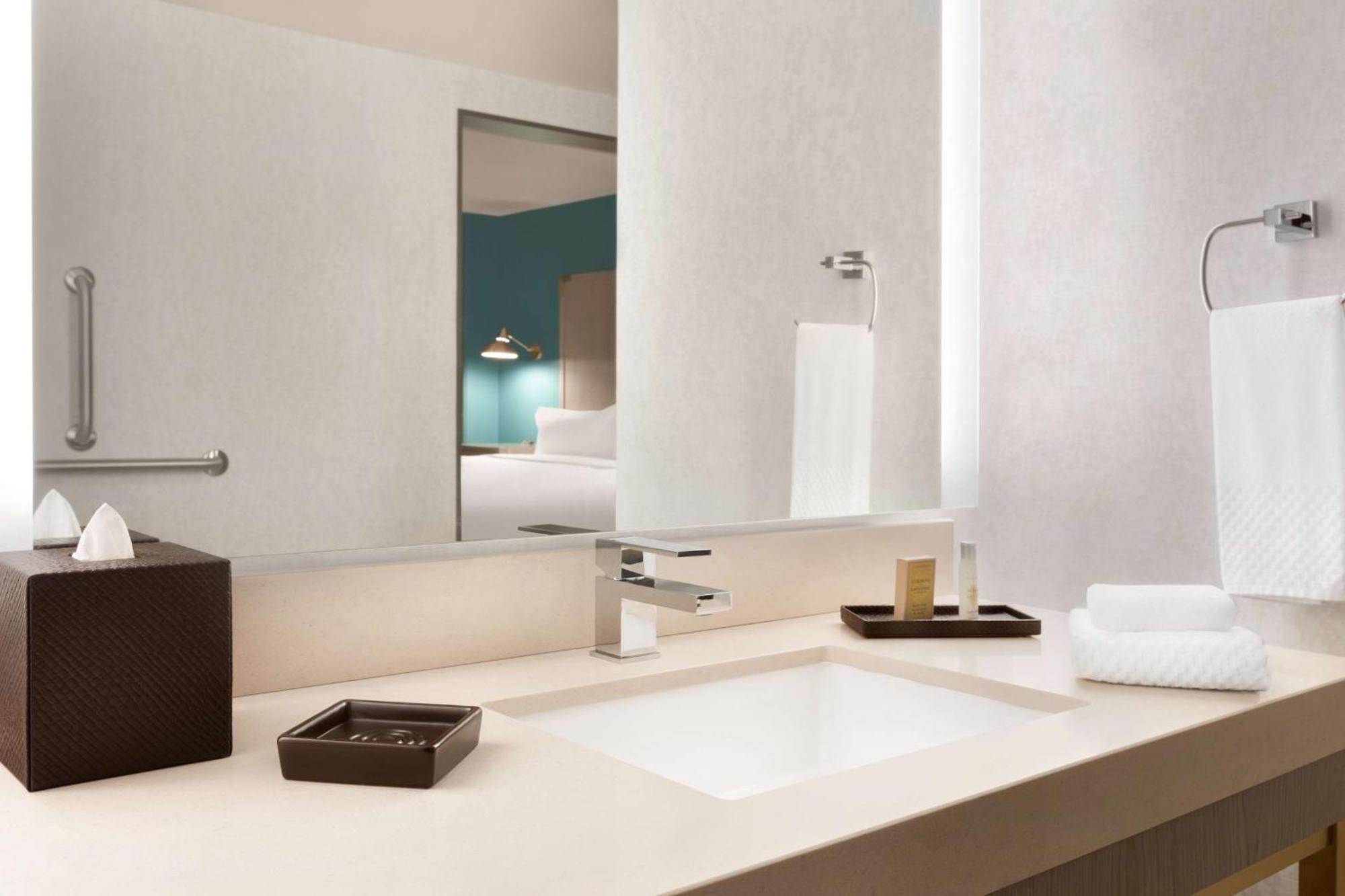 King Suite - Hearing Accessible,1551993070:JPEG