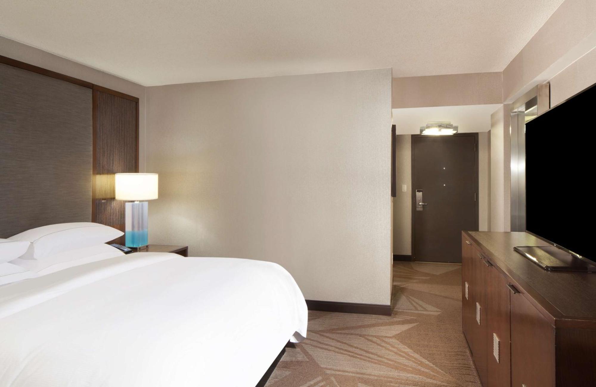 King Room with Bath Tub - Mobility Access