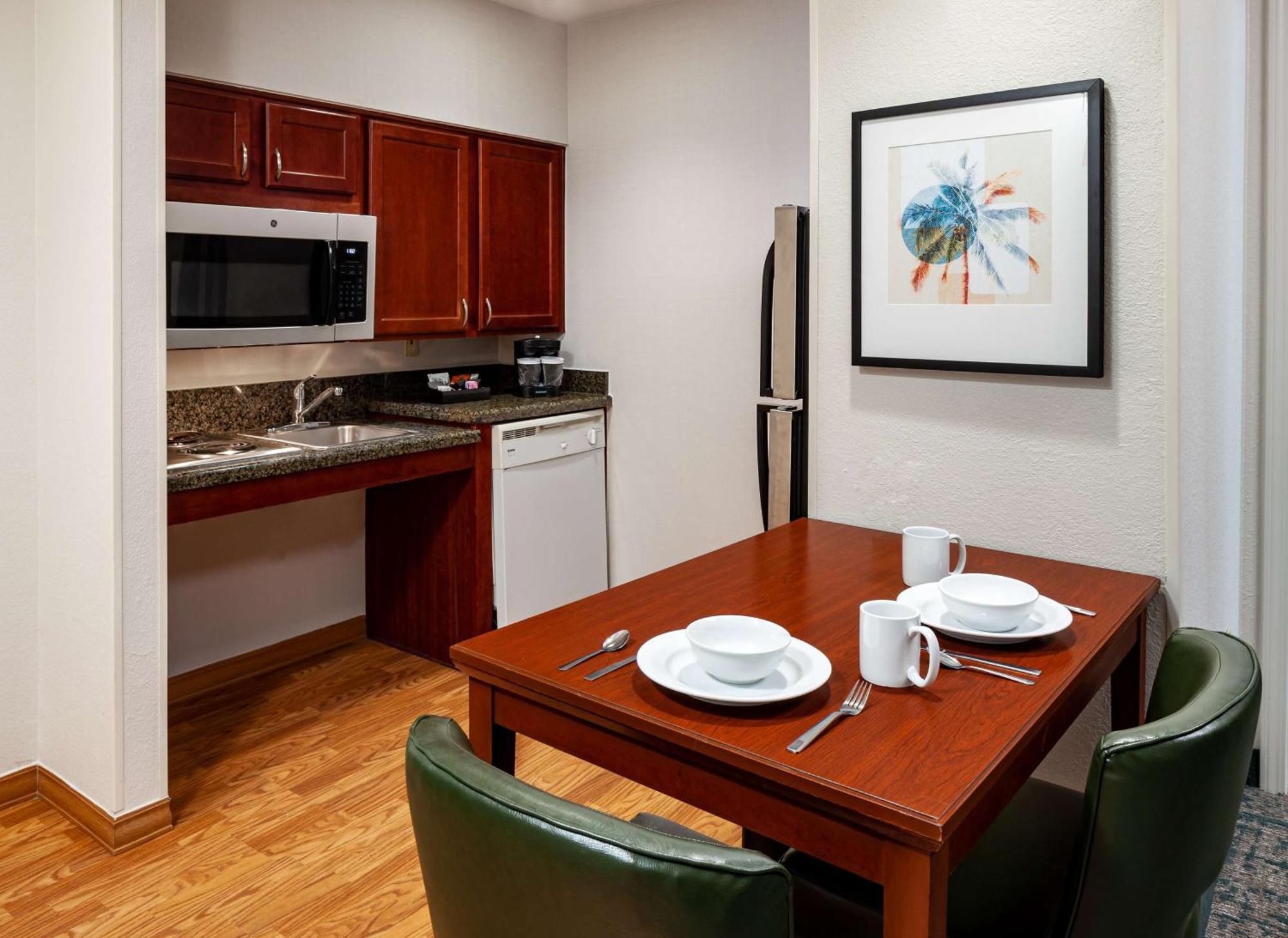 One-Bedroom King Suite with Bath Tub - Mobility and Hearing Access