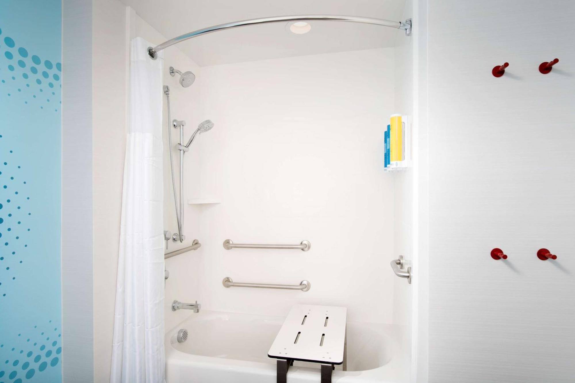 Queen Room with Two Queen Beds - Mobility Access,1552134331:JPEG