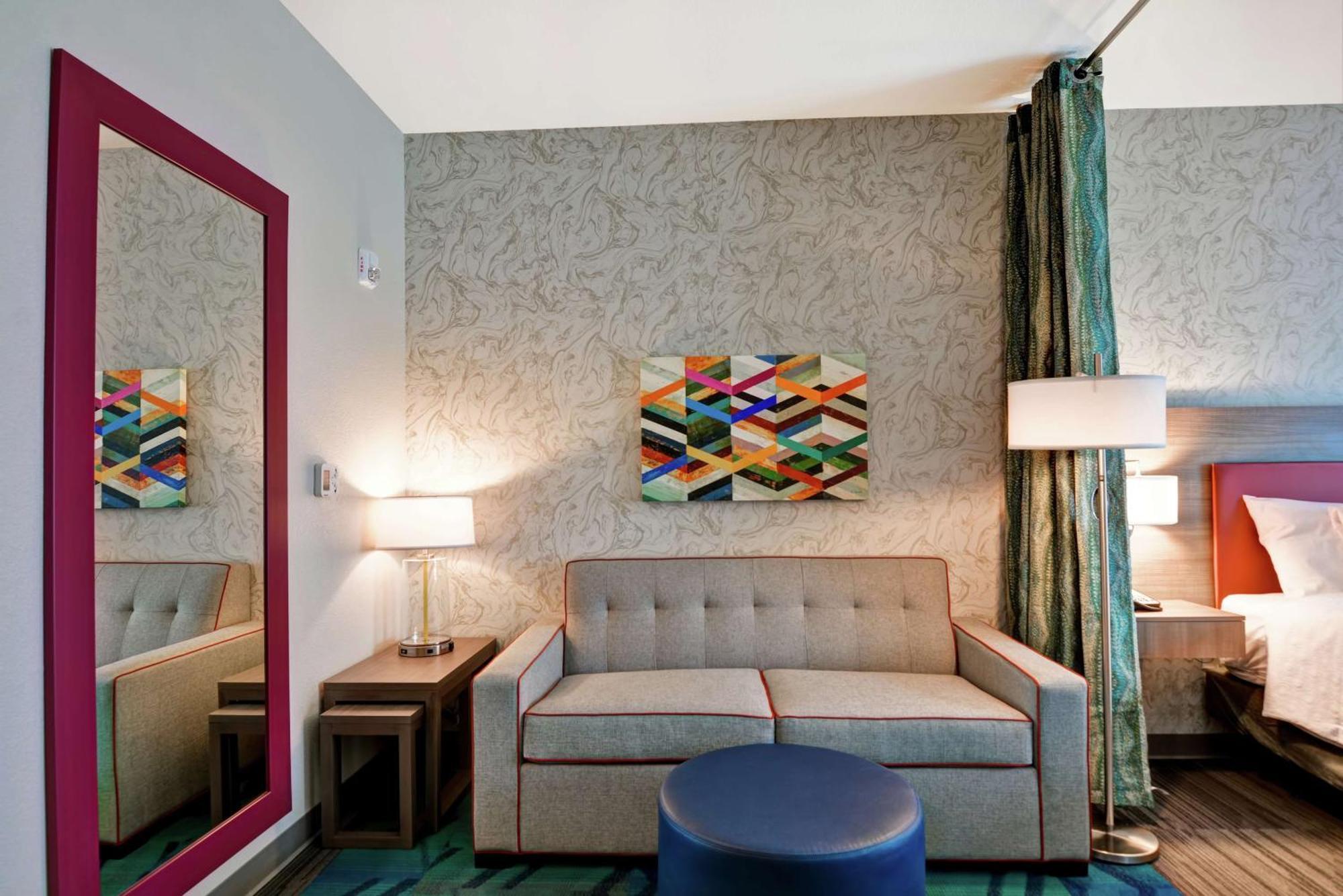 Queen Studio Suite - Hearing Access/Non-Smoking