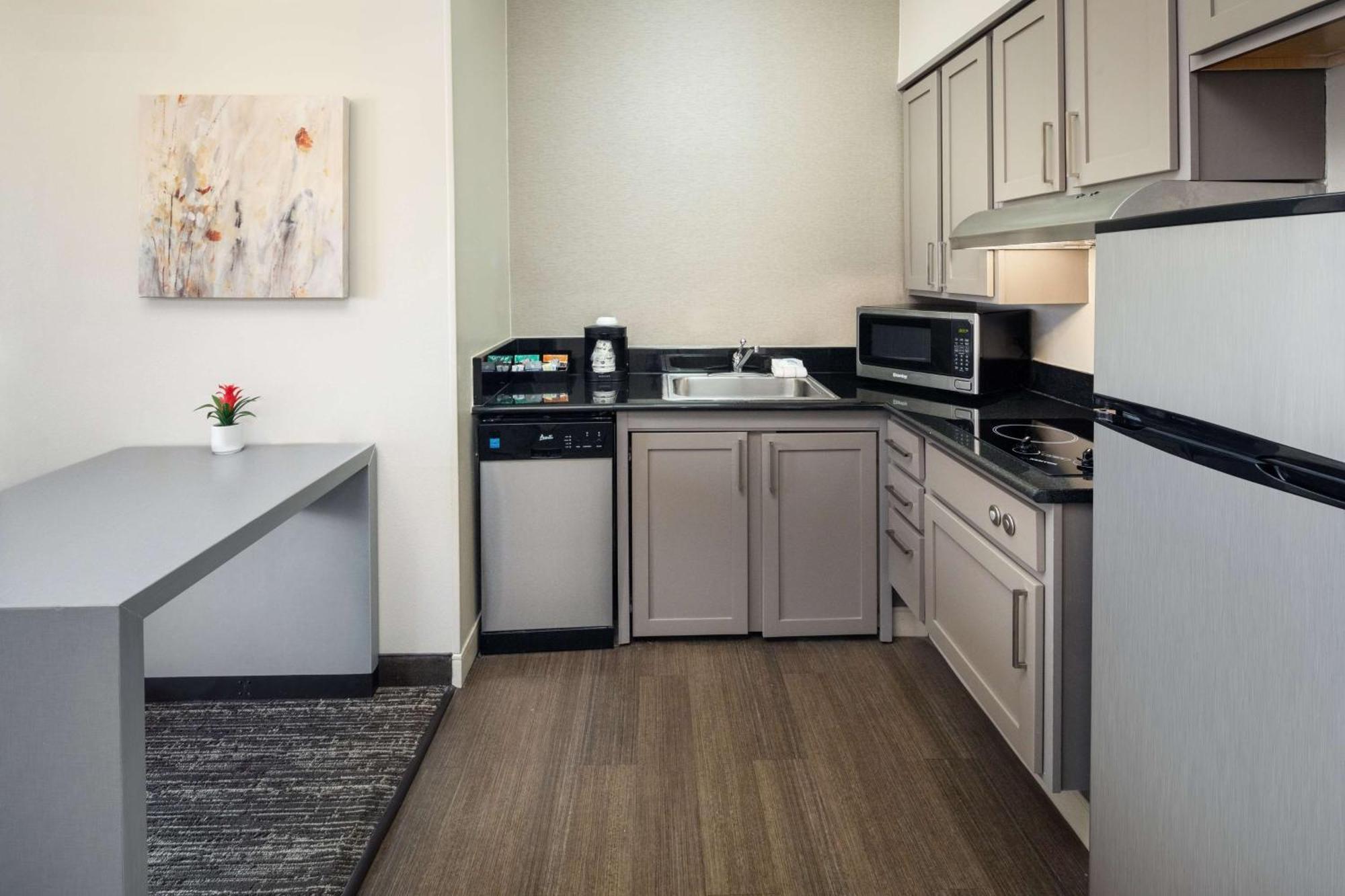 One Bedroom Queen Suite - Disability Access