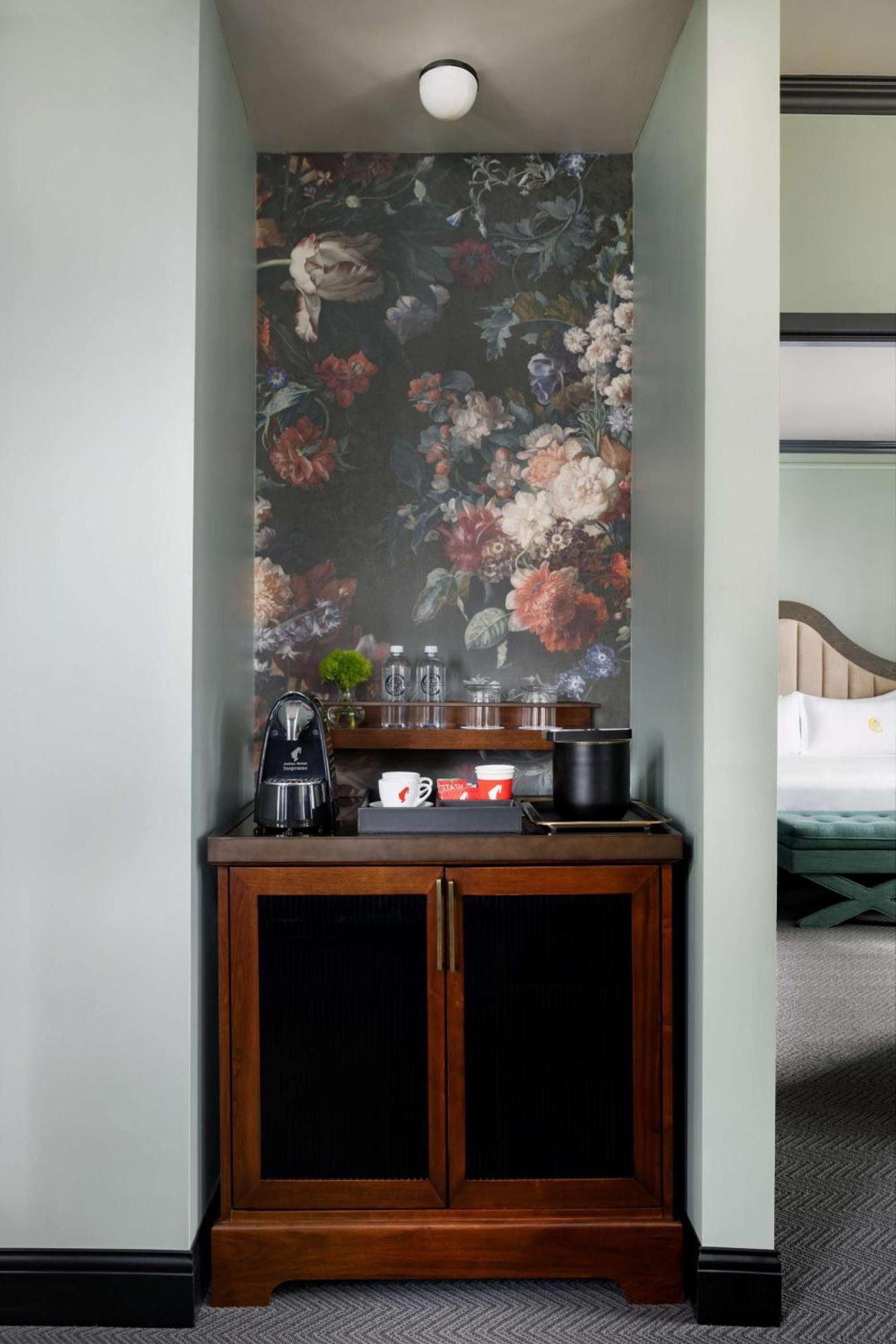 One-Bedroom King Suite with City View - Hearing Access