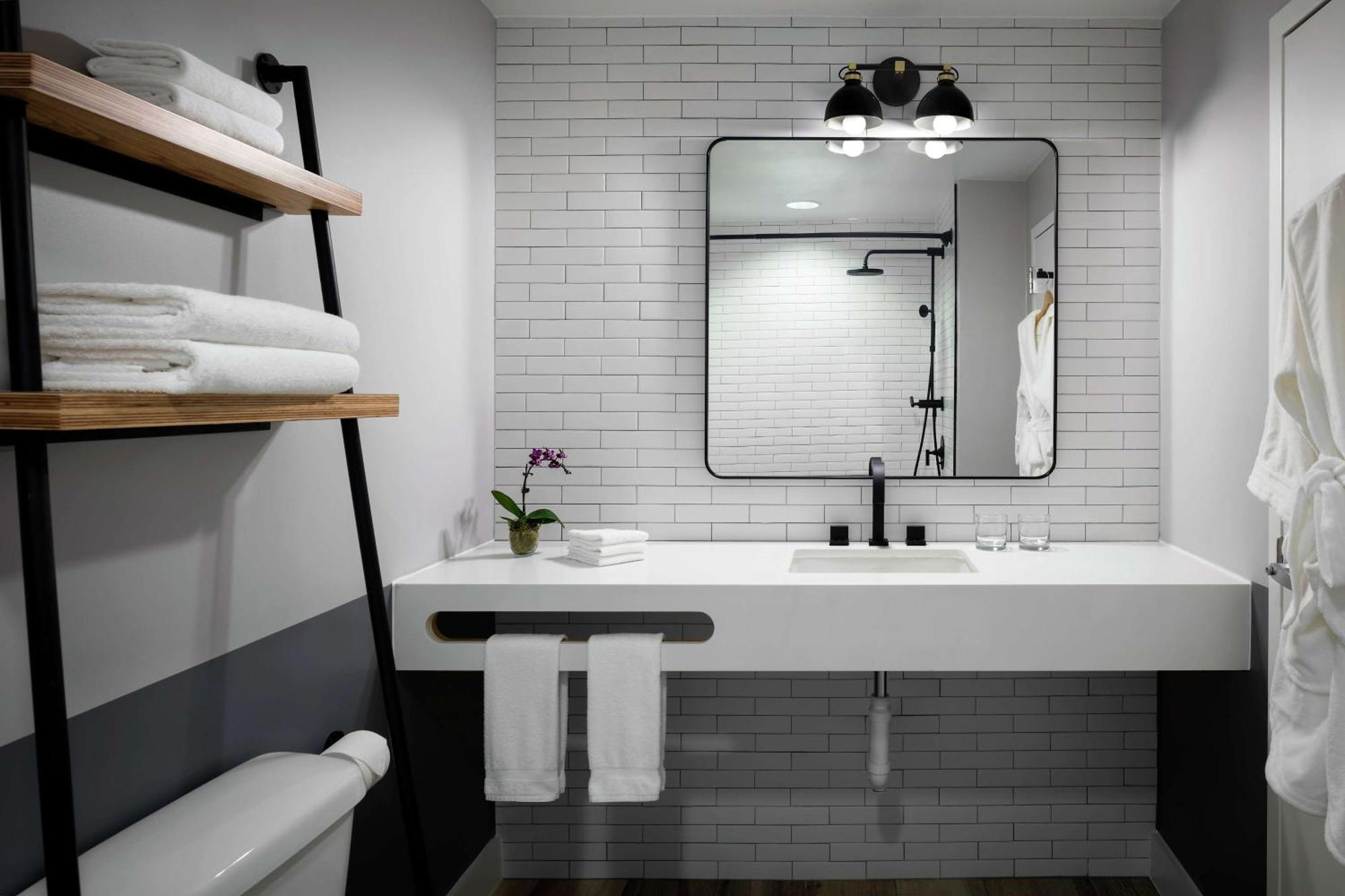 Deluxe Corner King Room