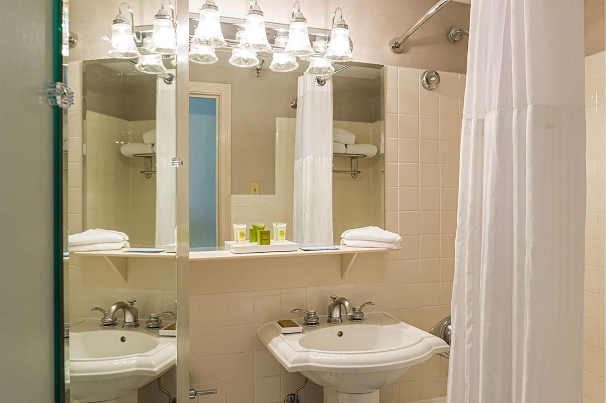 One-Bedroom Junior King Suite with Sofa Bed,1552161466:JPEG