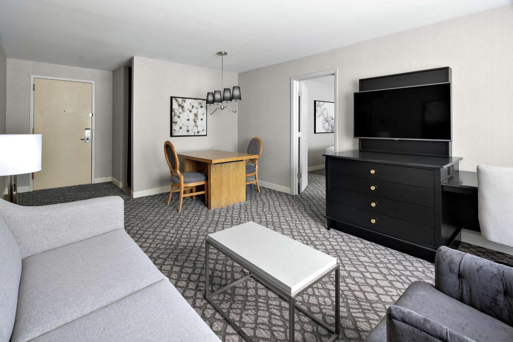King Suite with Wet Bar and Tub - Mobility Accessible