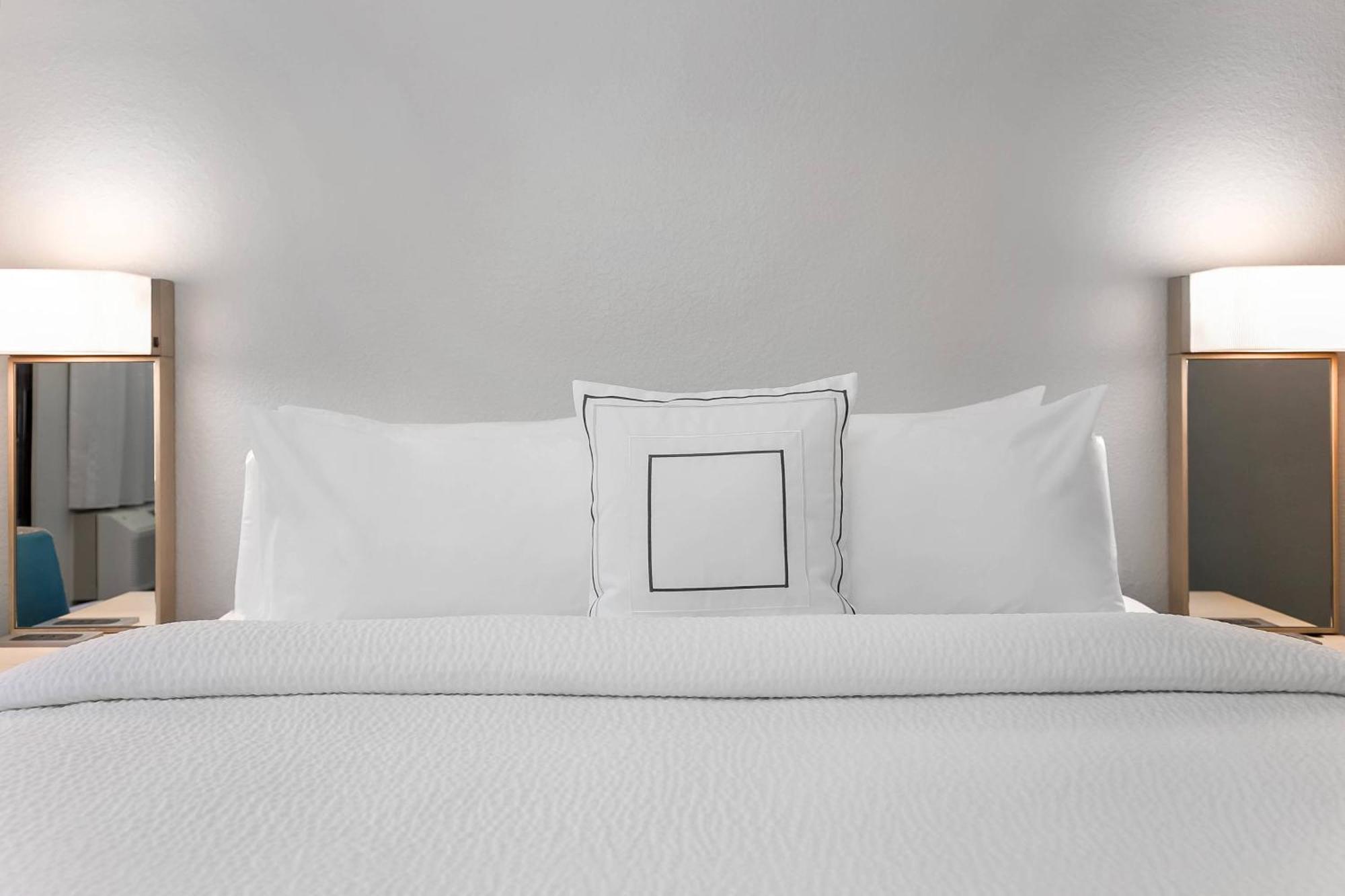 King Room with Bathtub - Mobility Access/Hearing Accessible