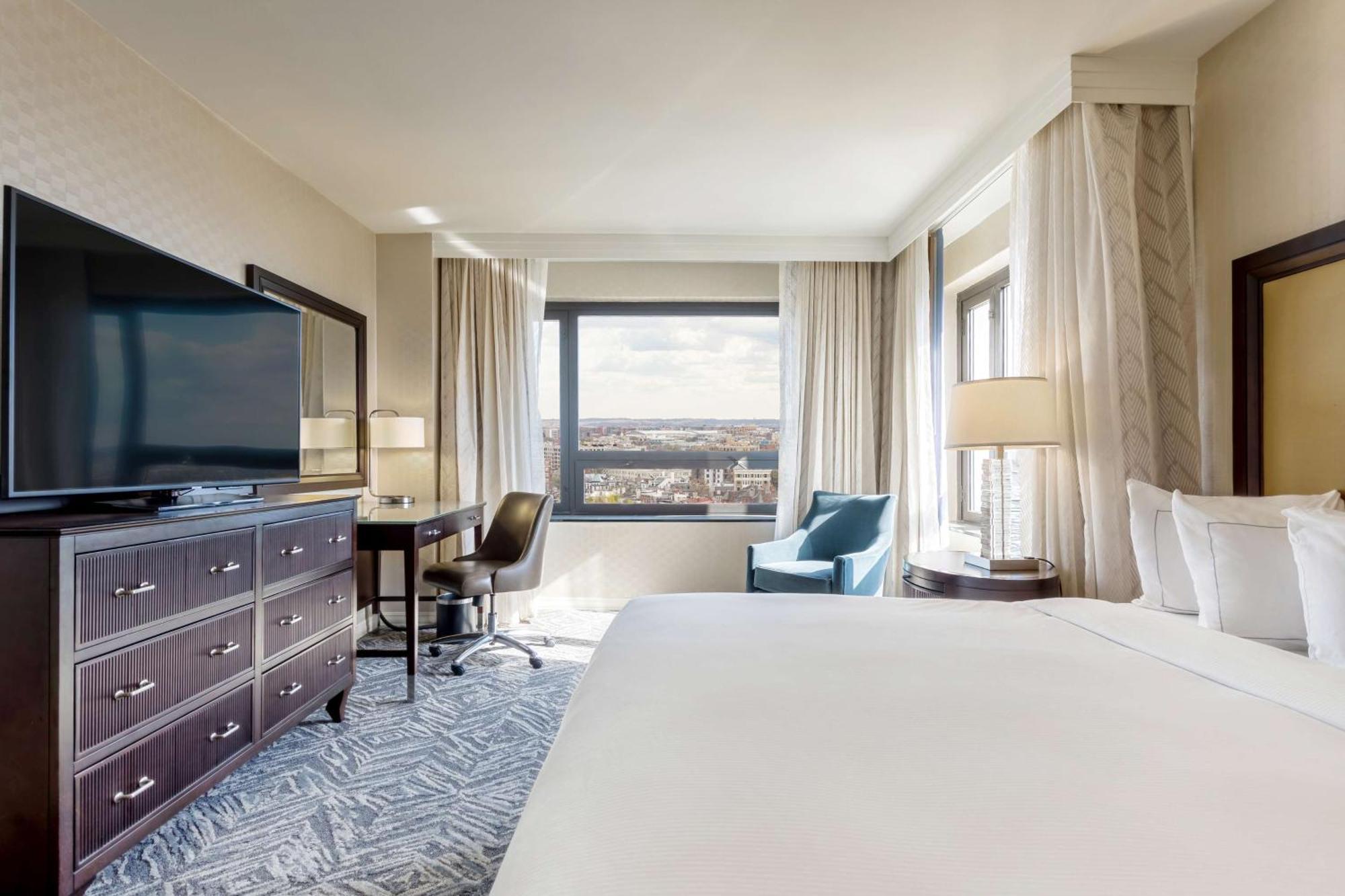 King Room with Tub - Mobility and Hearing Access