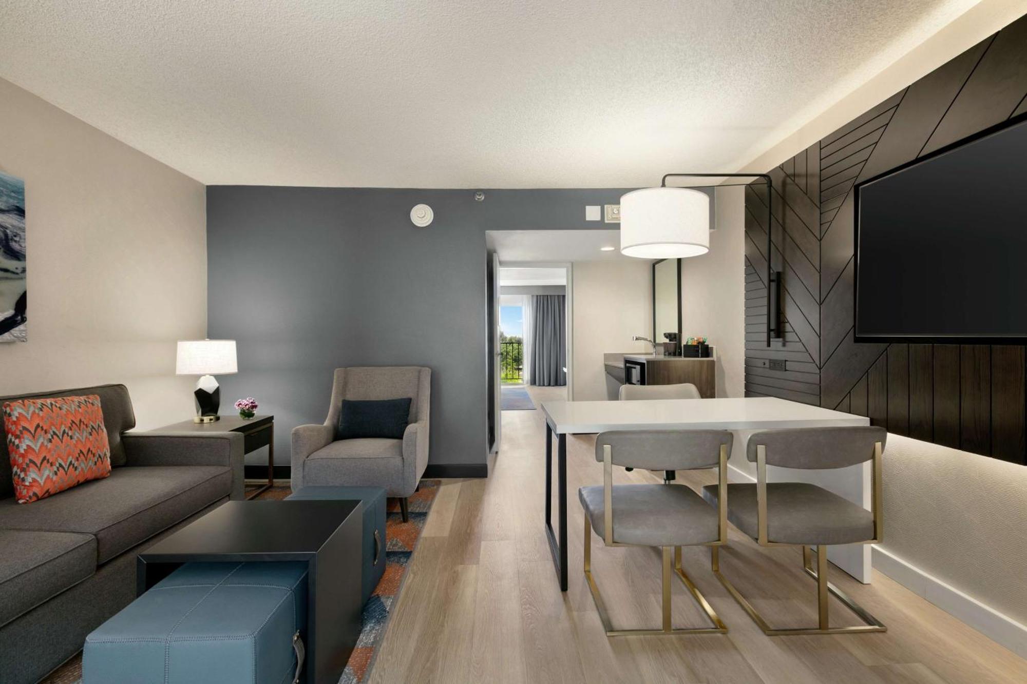 King Suite with Bath Tub - Mobility Access,1552288093:JPEG