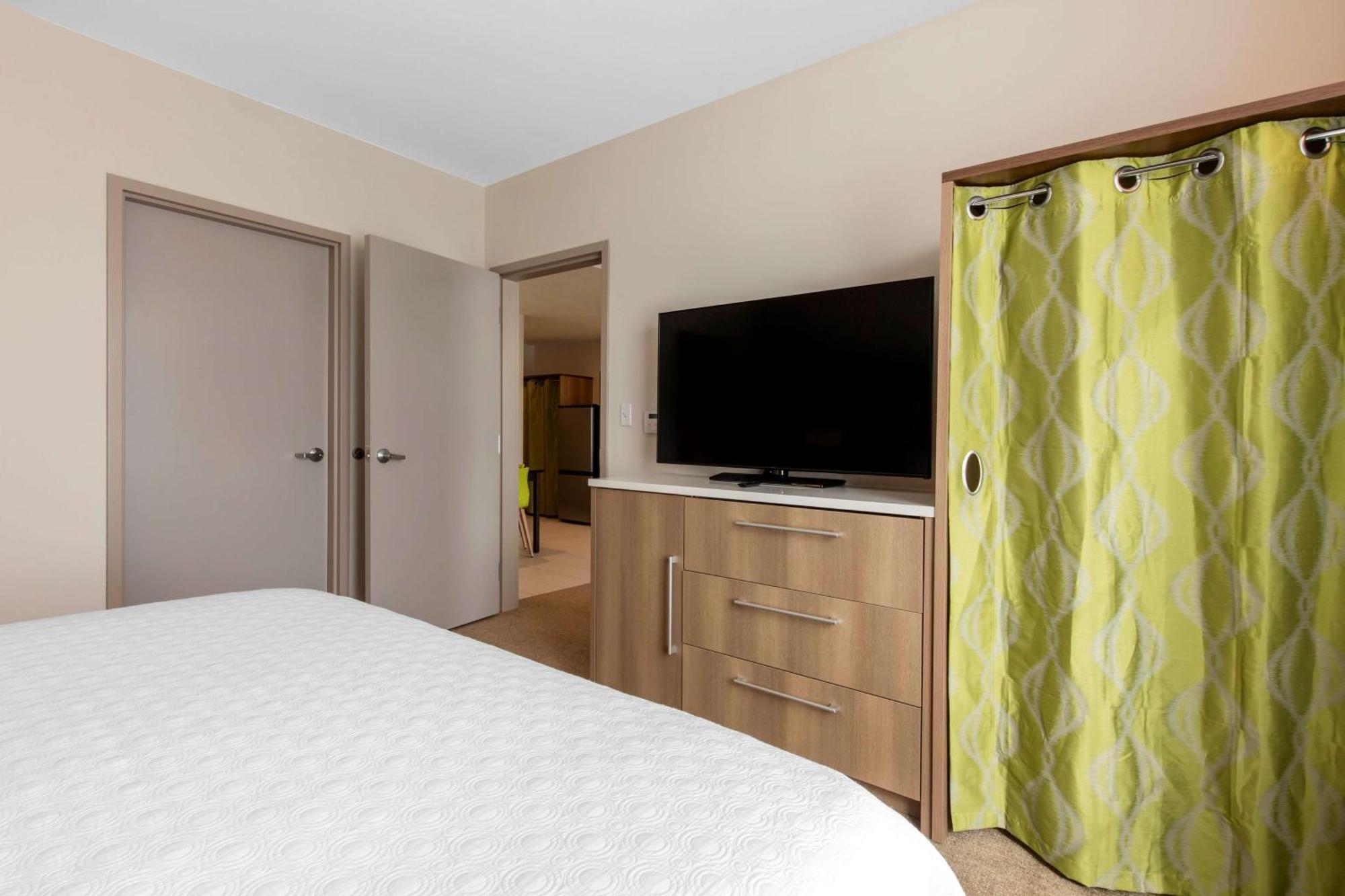 One-Bedroom King Suite - Non-Smoking