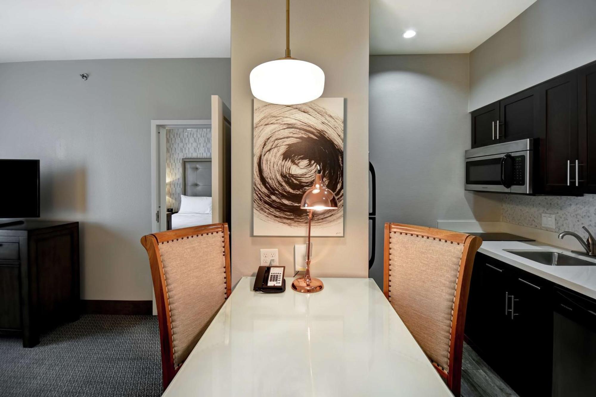 One-Bedroom King Suite - Non-Smoking