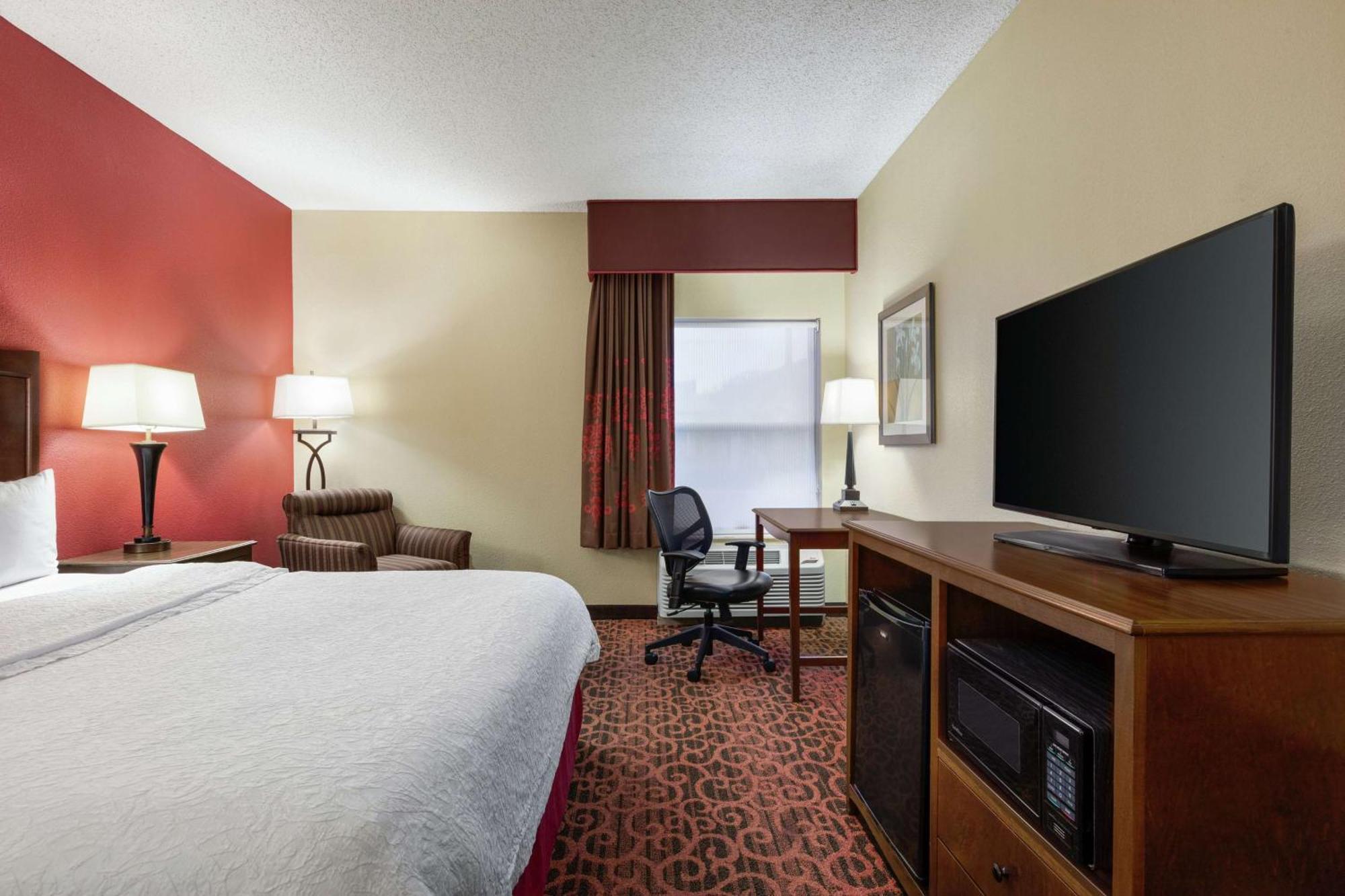 King Room with King Bed - Non-Smoking