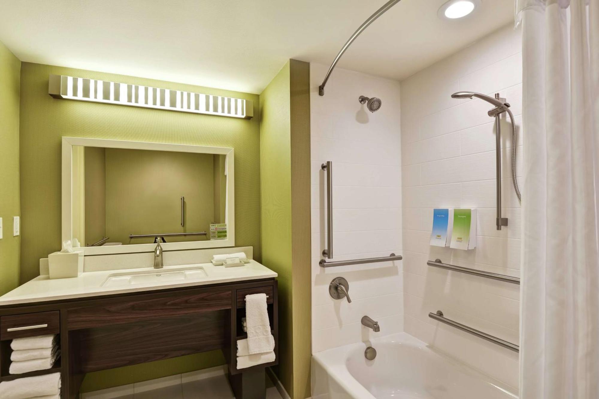 Queen Studio with Two Queen Beds, Bath Tub and Mountain View - Mobility Access/Non-Smoking