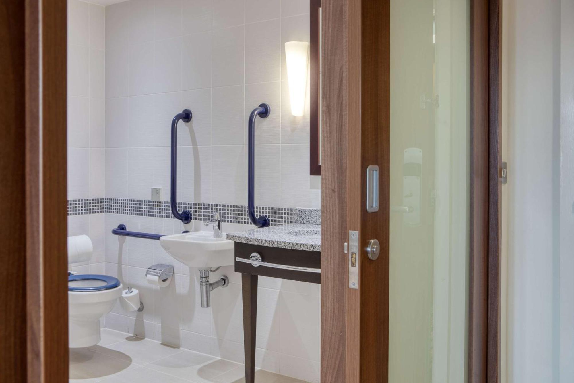 Queen Room - Accessible