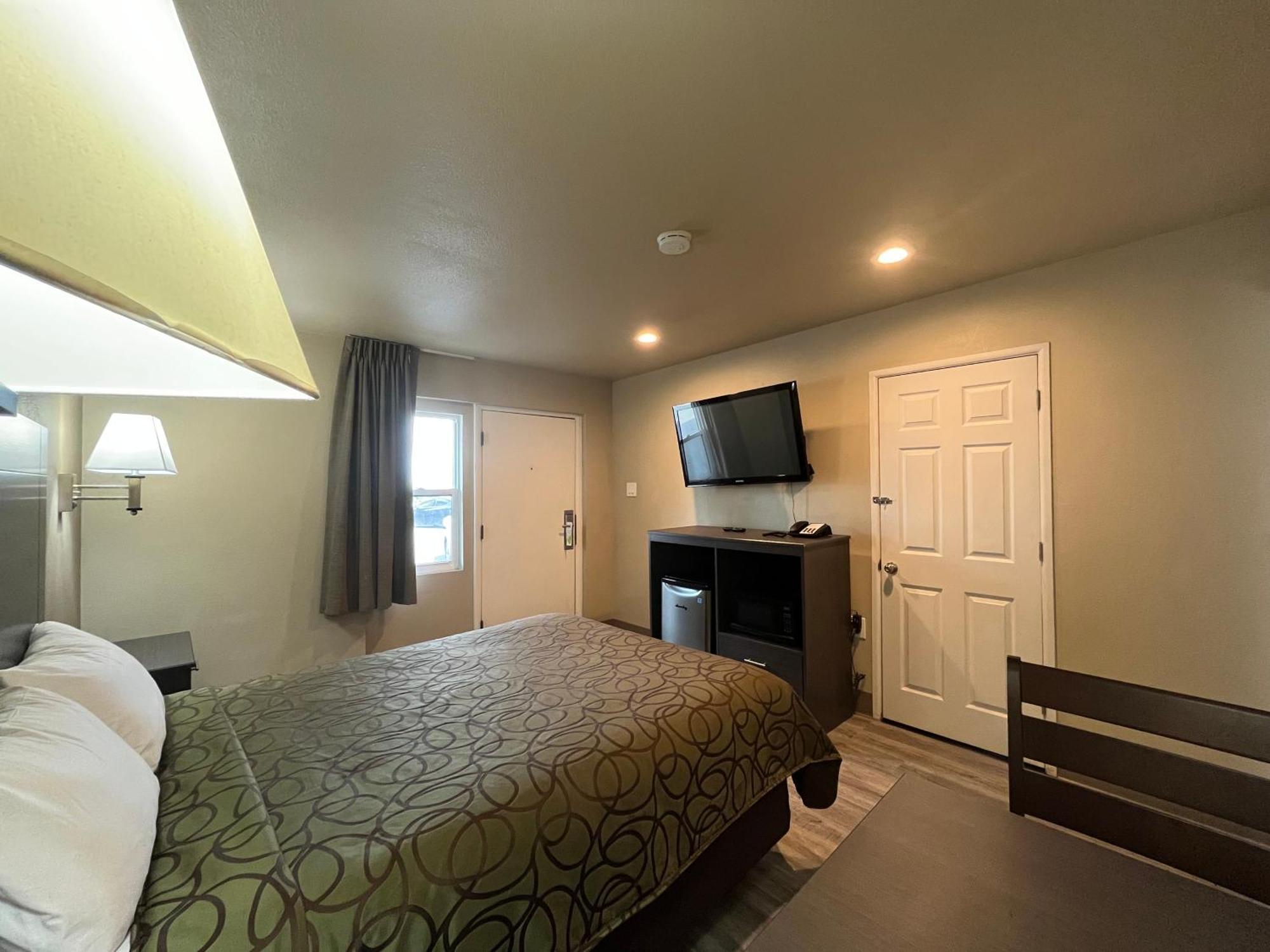 Queen Room,1553333461:JPEG