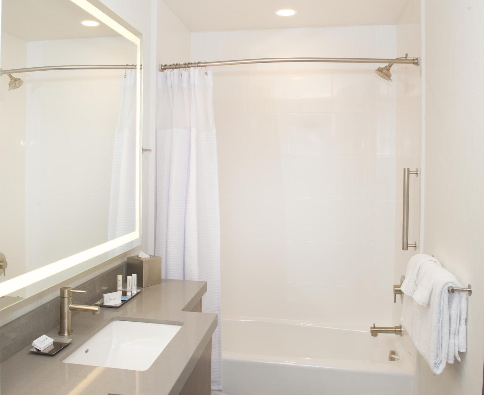 Deluxe Queen Suite with Sofa Bed - Non-Smoking,1553346583:JPEG