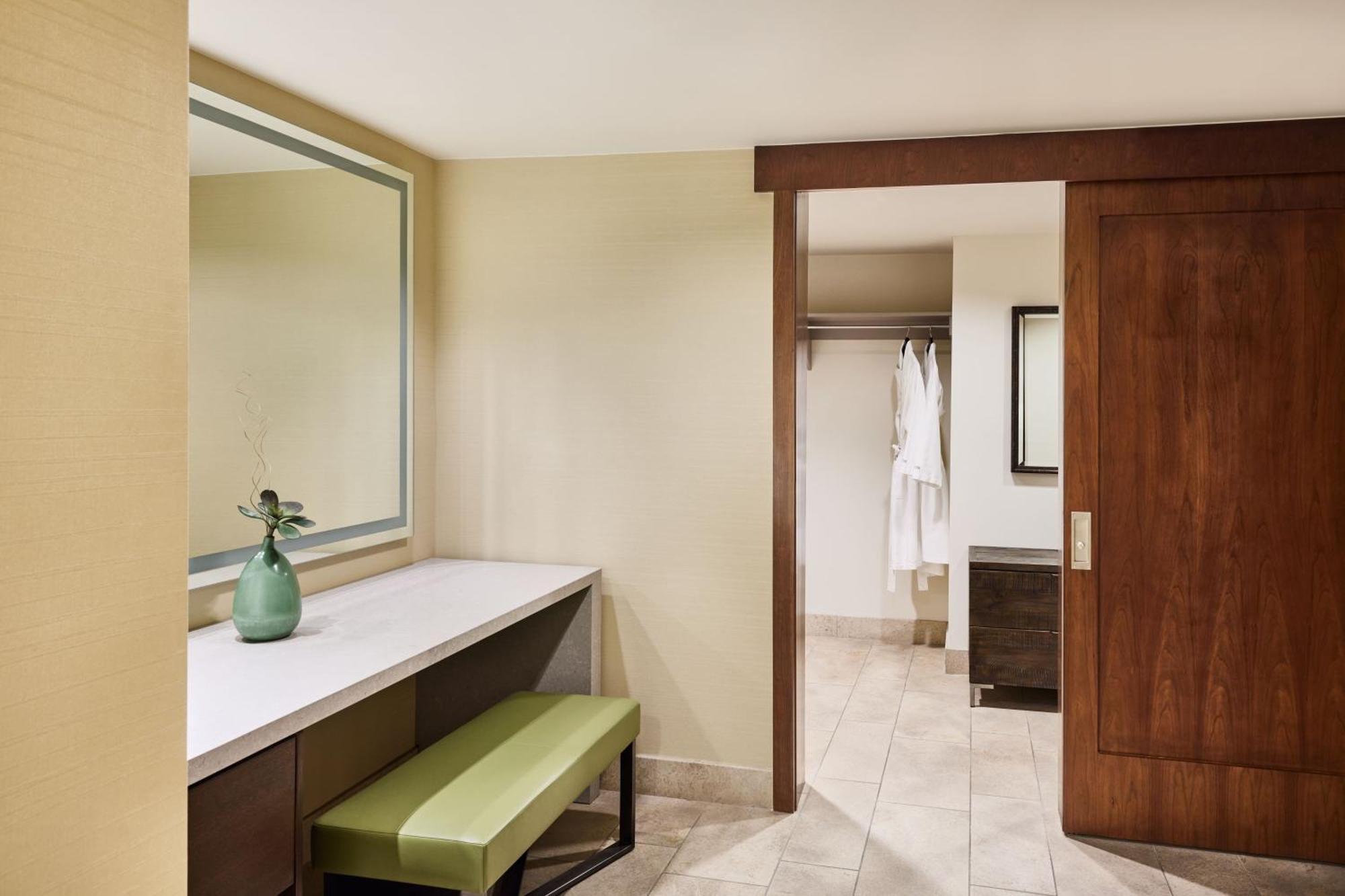 Suite, 1 King, Sofa bed, Corner room, Balcony,1554042529:JPEG