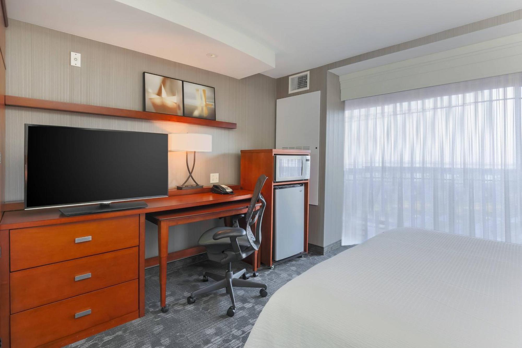 Deluxe Queen Room with Two Queen Beds, Water View, Bathtub and Balcony - Mobility Access/Hearing Accessible