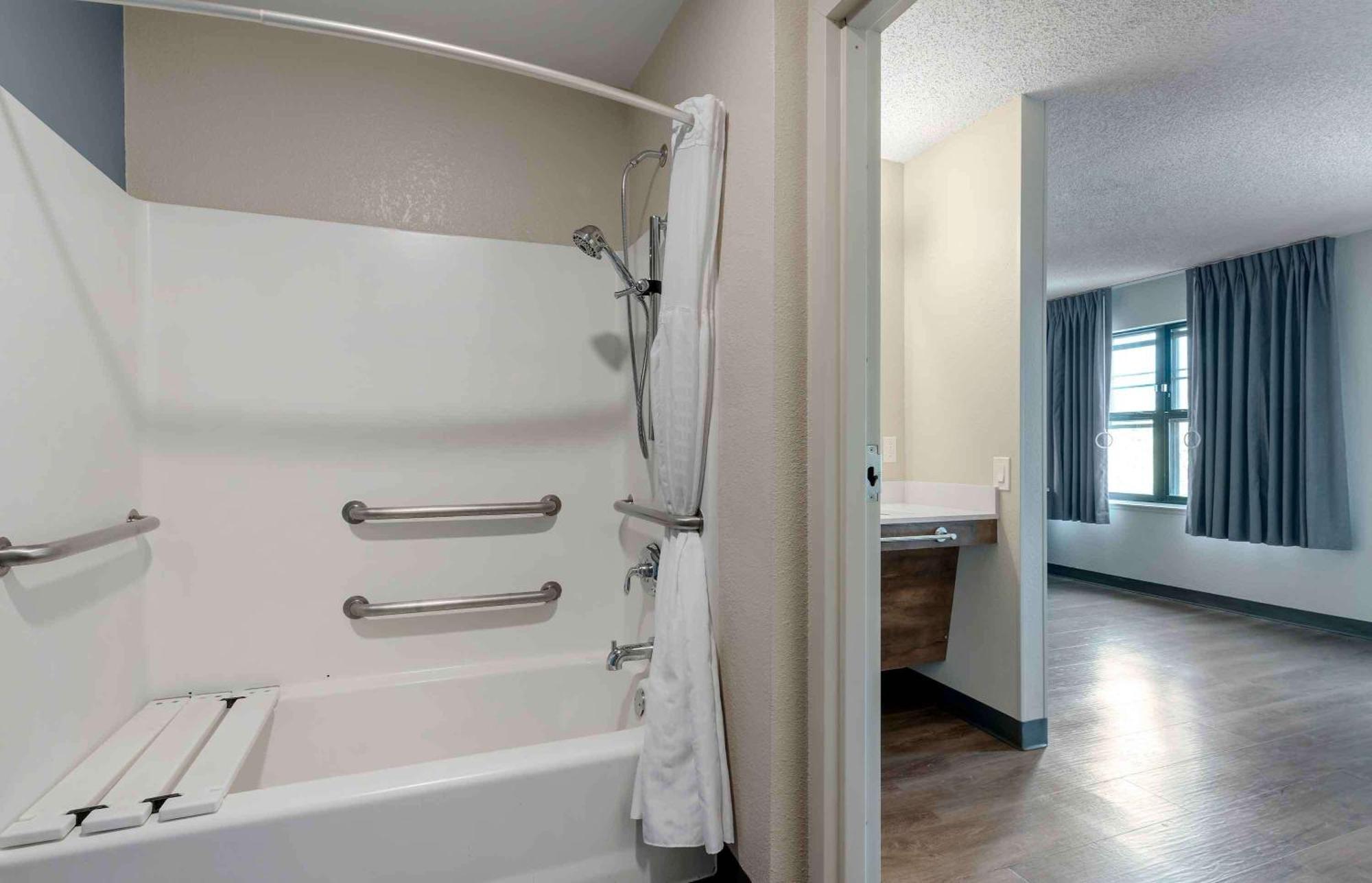 Queen studio with 1 Queen Bed - Disability Access/Non-Smoking
