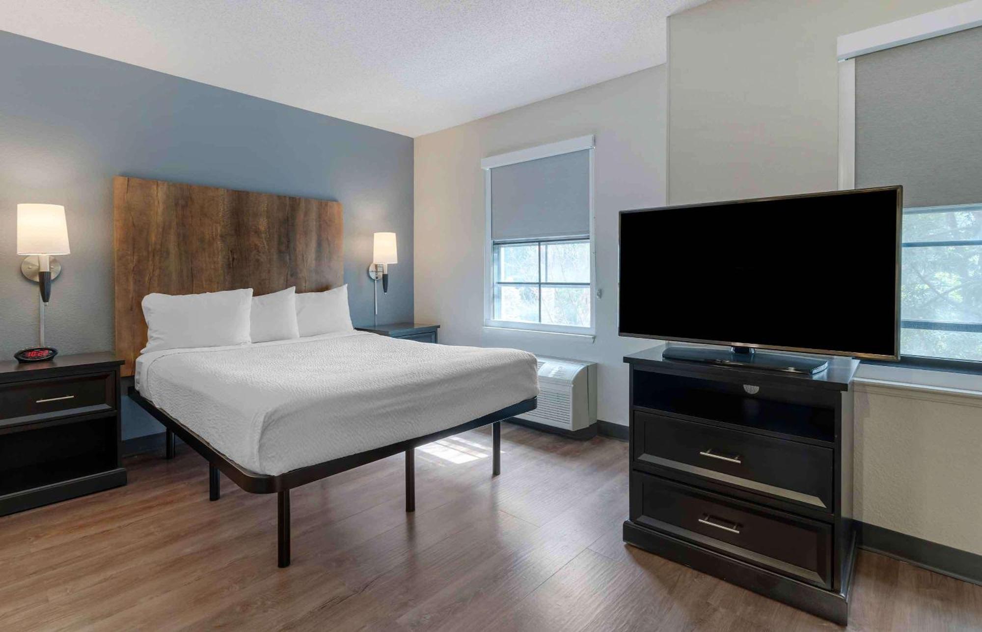 Deluxe Studio with 1 Queen Bed - Non-Smoking