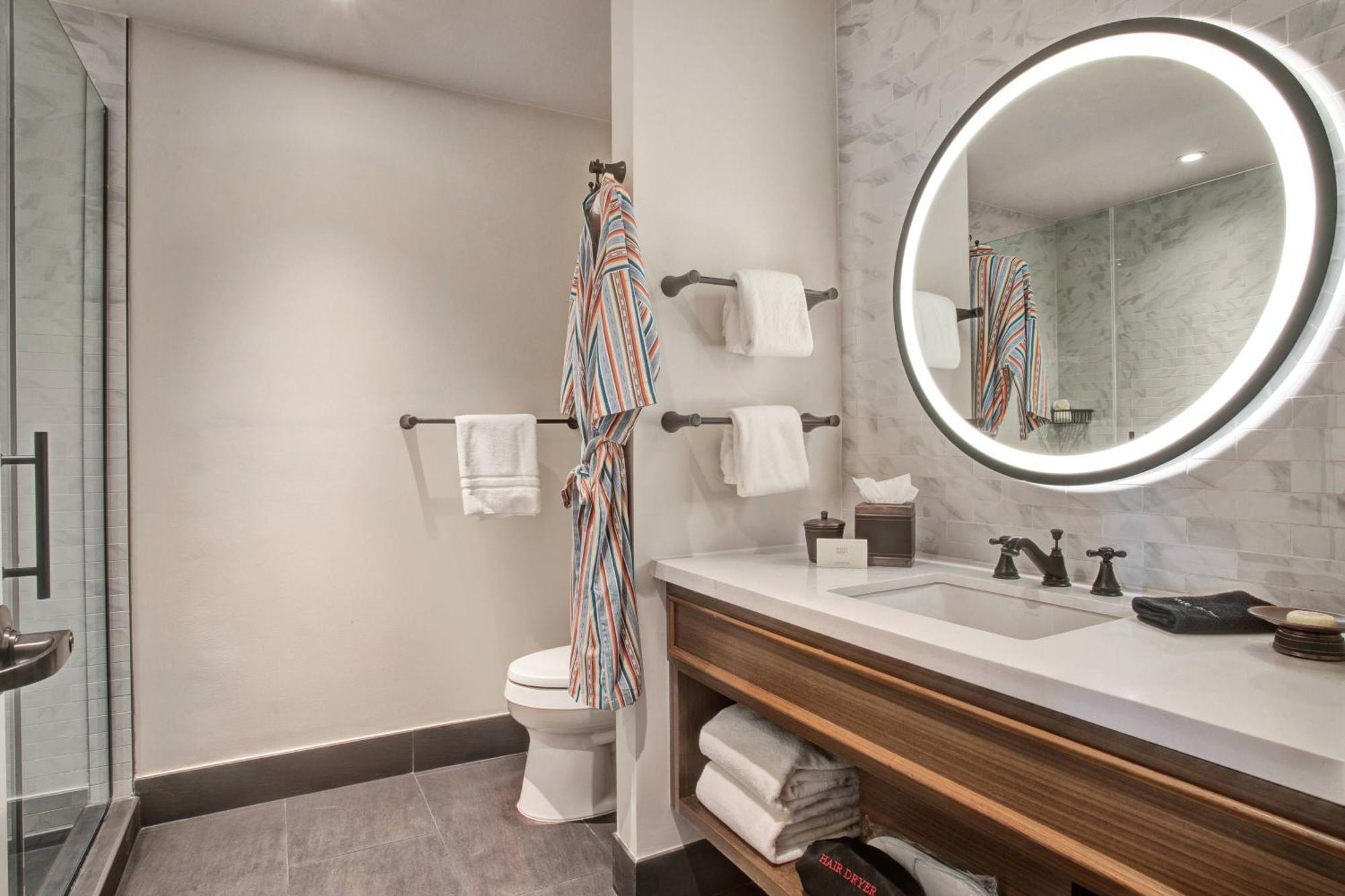 Queen Room,1554745777:JPEG